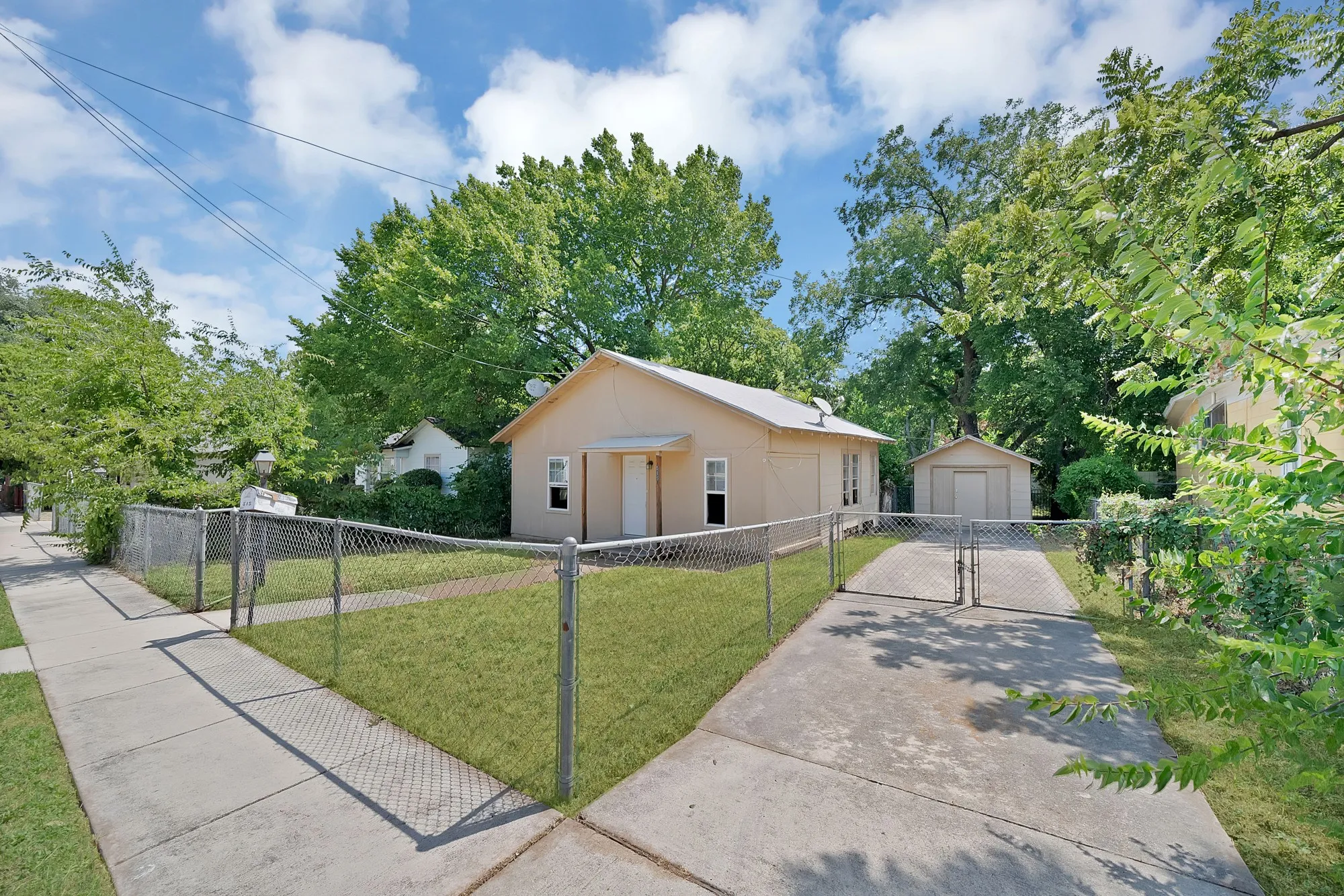 Single Family Residence For Sale in Tarrant County , 515 Woodrow Avenue, Fort Worth, Texas 76105, 2 Bedrooms, 1 Bathroom, 1 Garage spaces, 644 Sqft, built in 1922, Price $115,000, mls#21349745, Real Estate Agent in Fort Worth, Homes For Sale in Tarrant county, Homes For Sale in Fort Worth, Realtor in Fort Worth Texas, Real Estate Brokerage Independent Realty Texas, Luminita Cordes Realtor