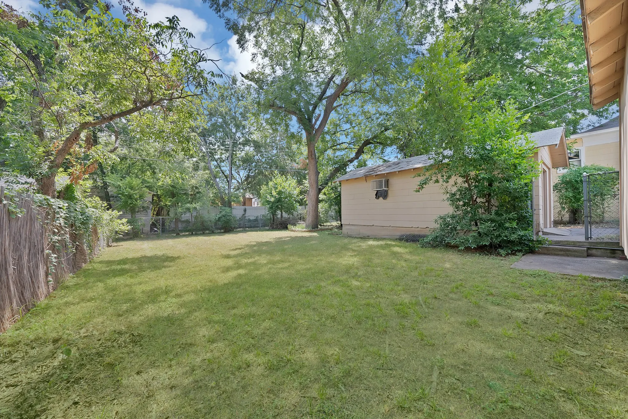 Single Family Residence For Sale in Tarrant County , 515 Woodrow Avenue, Fort Worth, Texas 76105, 2 Bedrooms, 1 Bathroom, 1 Garage spaces, 644 Sqft, built in 1922, Price $115,000, mls#21349745, Real Estate Agent in Fort Worth, Homes For Sale in Tarrant county, Homes For Sale in Fort Worth, Realtor in Fort Worth Texas, Real Estate Brokerage Independent Realty Texas, Luminita Cordes Realtor