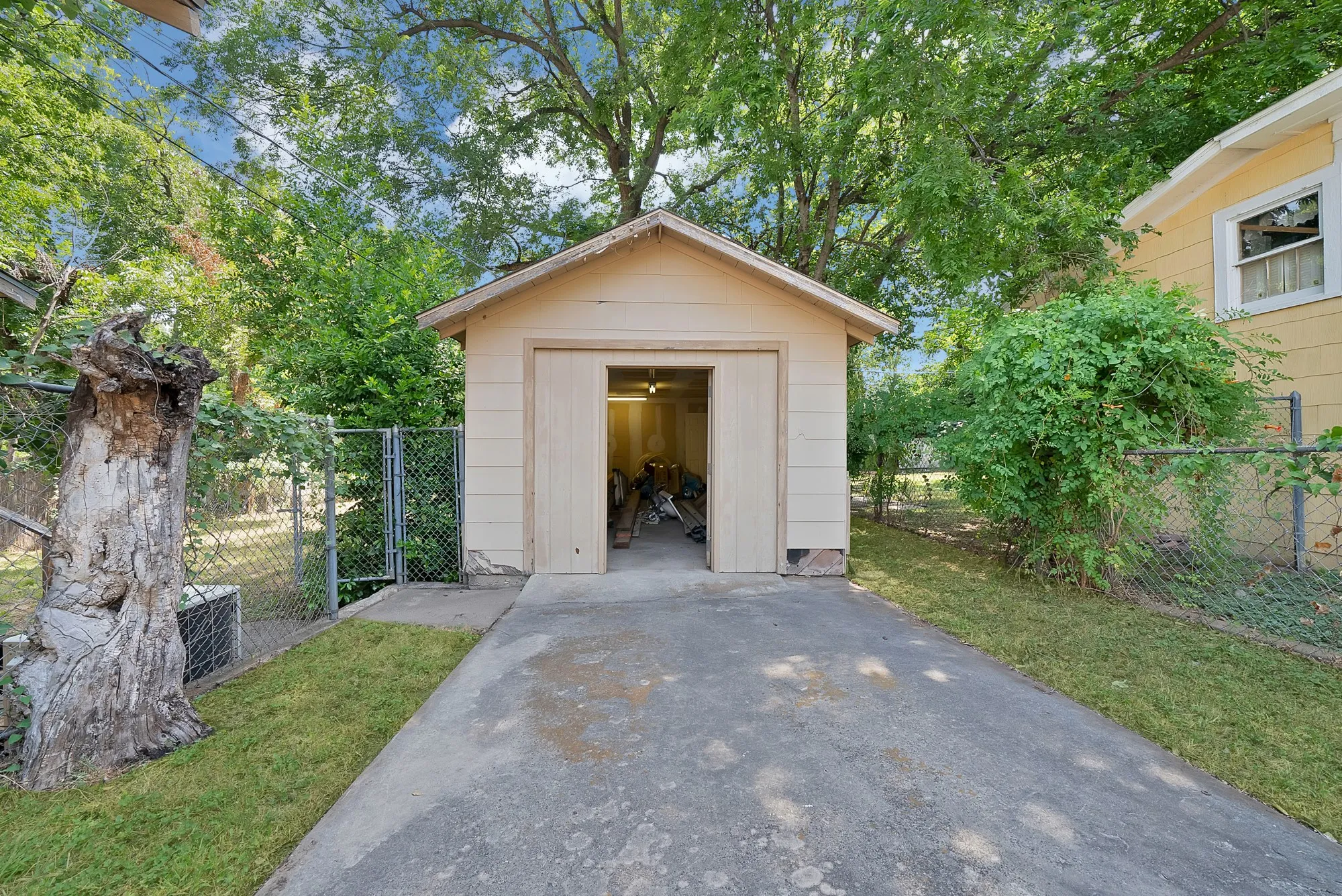 Single Family Residence For Sale in Tarrant County , 515 Woodrow Avenue, Fort Worth, Texas 76105, 2 Bedrooms, 1 Bathroom, 1 Garage spaces, 644 Sqft, built in 1922, Price $115,000, mls#21349745, Real Estate Agent in Fort Worth, Homes For Sale in Tarrant county, Homes For Sale in Fort Worth, Realtor in Fort Worth Texas, Real Estate Brokerage Independent Realty Texas, Luminita Cordes Realtor