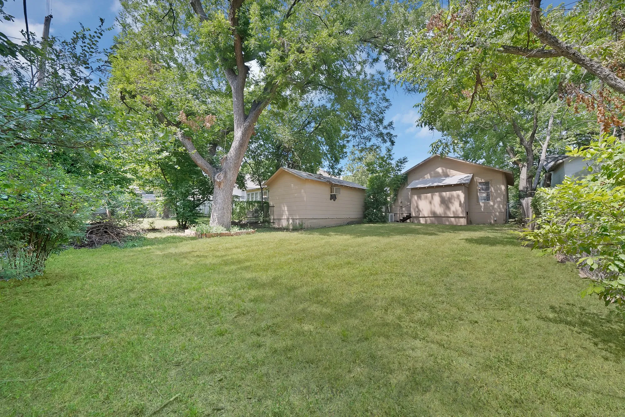 Single Family Residence For Sale in Tarrant County , 515 Woodrow Avenue, Fort Worth, Texas 76105, 2 Bedrooms, 1 Bathroom, 1 Garage spaces, 644 Sqft, built in 1922, Price $115,000, mls#21349745, Real Estate Agent in Fort Worth, Homes For Sale in Tarrant county, Homes For Sale in Fort Worth, Realtor in Fort Worth Texas, Real Estate Brokerage Independent Realty Texas, Luminita Cordes Realtor