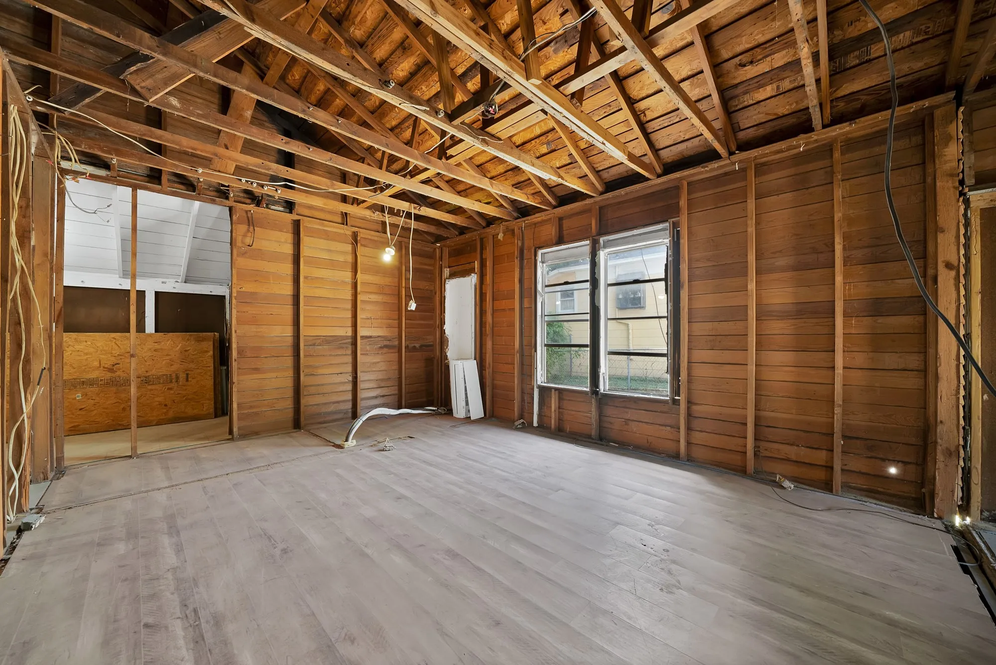 Single Family Residence For Sale in Tarrant County , 515 Woodrow Avenue, Fort Worth, Texas 76105, 2 Bedrooms, 1 Bathroom, 1 Garage spaces, 644 Sqft, built in 1922, Price $115,000, mls#21349745, Real Estate Agent in Fort Worth, Homes For Sale in Tarrant county, Homes For Sale in Fort Worth, Realtor in Fort Worth Texas, Real Estate Brokerage Independent Realty Texas, Luminita Cordes Realtor