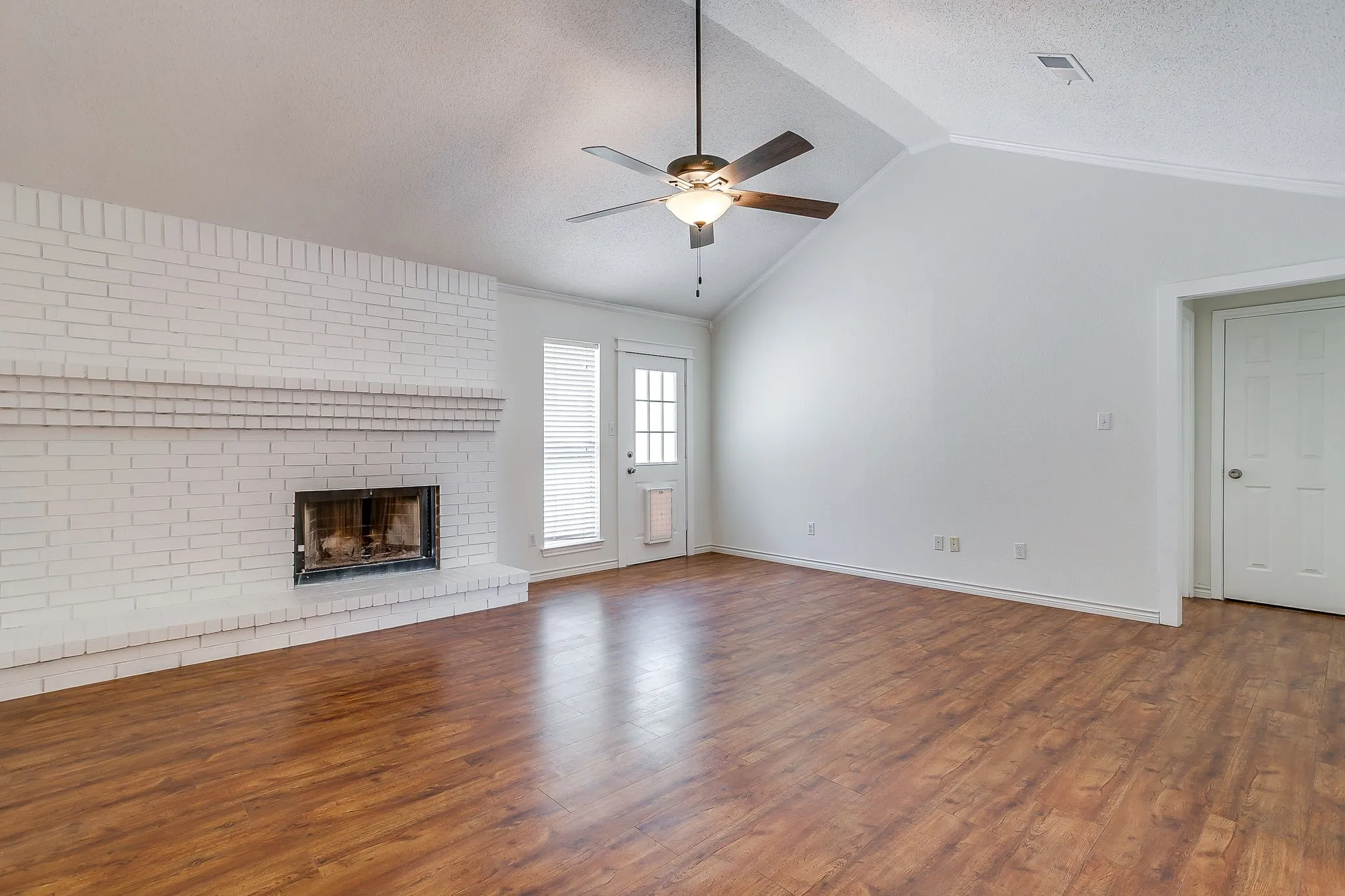 Single Family Residence For Sale in Johnson County , 111 Bentley Drive, Joshua, Texas 76058, 3 Bedroom, 2 Bathroom, 2 Garage spaces, 1,335 Sqft, built in 1993, mls#21350471, Real Estate Agent in Joshua, Homes For Sale in Johnson county, Homes For Sale in Joshua, Realtor in Joshua Texas, Real Estate Brokerage Independent Realty Texas, Luminita Cordes Realtor