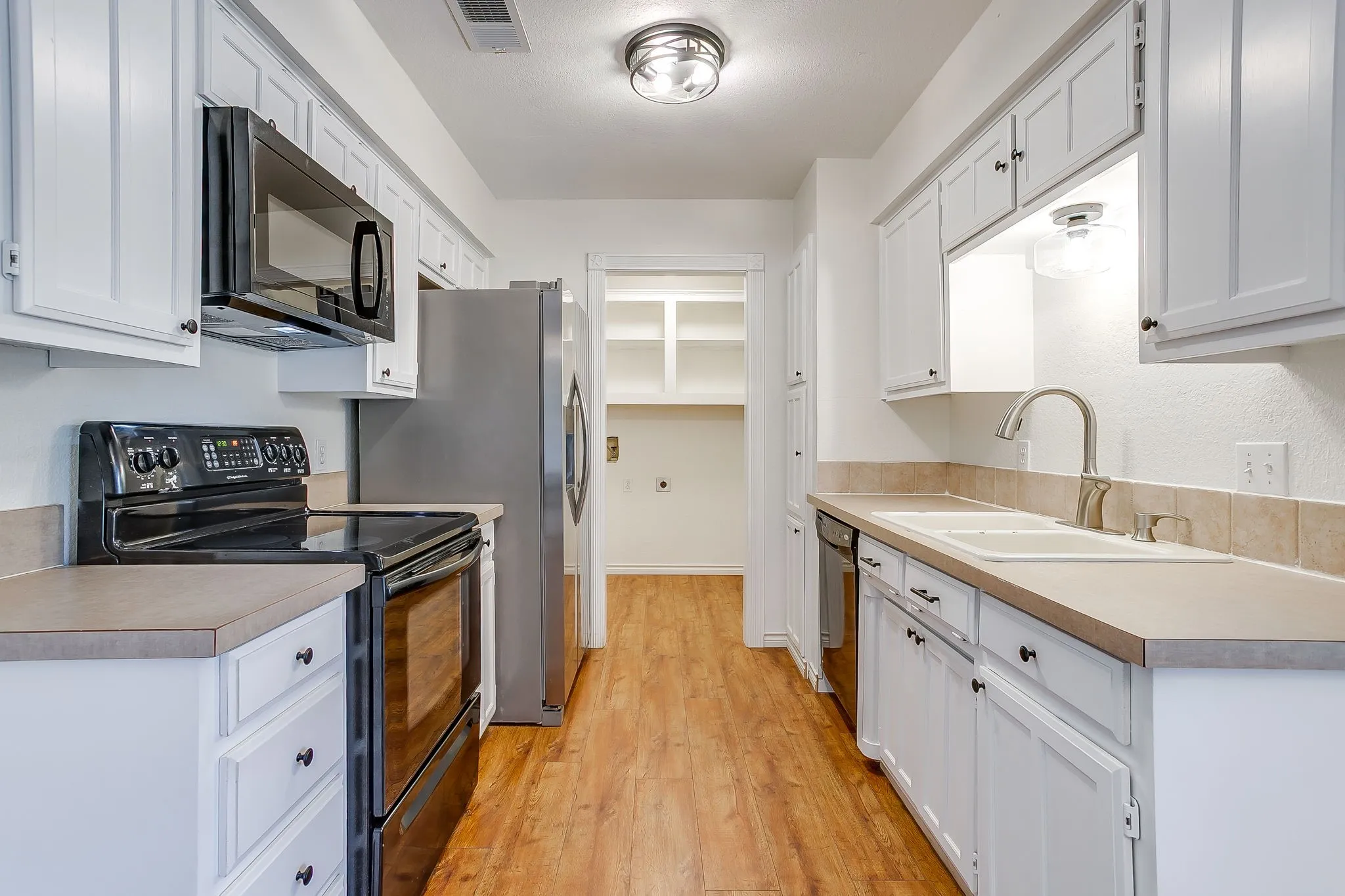 Single Family Residence For Sale in Johnson County , 111 Bentley Drive, Joshua, Texas 76058, 3 Bedroom, 2 Bathroom, 2 Garage spaces, 1,335 Sqft, built in 1993, mls#21350471, Real Estate Agent in Joshua, Homes For Sale in Johnson county, Homes For Sale in Joshua, Realtor in Joshua Texas, Real Estate Brokerage Independent Realty Texas, Luminita Cordes Realtor