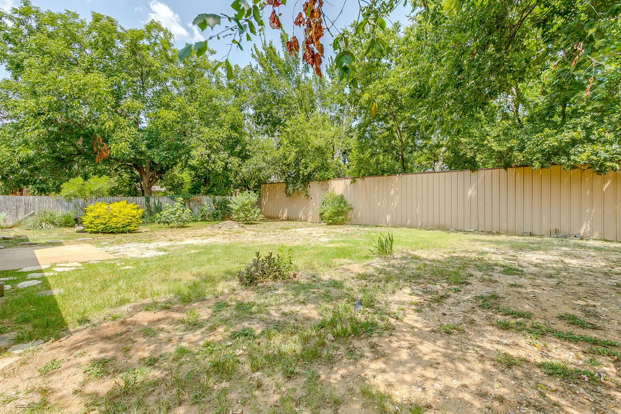 Single Family Residence For Sale in Johnson County , 111 Bentley Drive, Joshua, Texas 76058, 3 Bedroom, 2 Bathroom, 2 Garage spaces, 1,335 Sqft, built in 1993, mls#21350471, Real Estate Agent in Joshua, Homes For Sale in Johnson county, Homes For Sale in Joshua, Realtor in Joshua Texas, Real Estate Brokerage Independent Realty Texas, Luminita Cordes Realtor