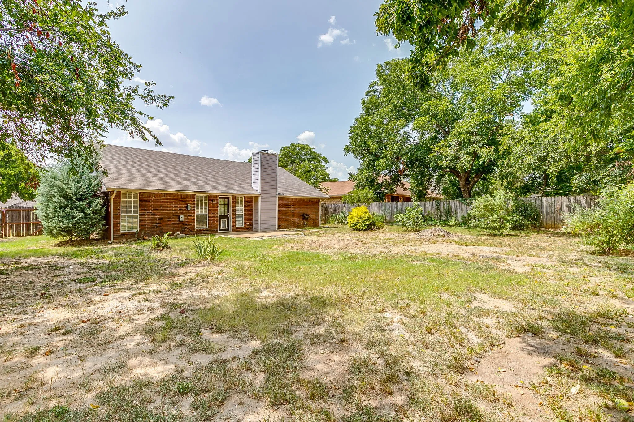 Single Family Residence For Sale in Johnson County , 111 Bentley Drive, Joshua, Texas 76058, 3 Bedroom, 2 Bathroom, 2 Garage spaces, 1,335 Sqft, built in 1993, mls#21350471, Real Estate Agent in Joshua, Homes For Sale in Johnson county, Homes For Sale in Joshua, Realtor in Joshua Texas, Real Estate Brokerage Independent Realty Texas, Luminita Cordes Realtor