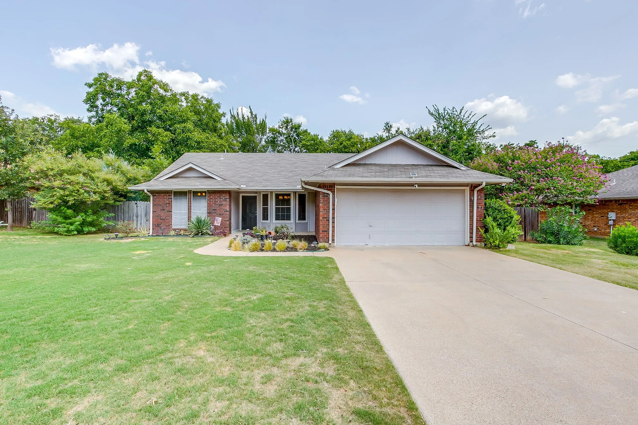 Single Family Residence For Sale in Johnson County , 111 Bentley Drive, Joshua, Texas 76058, 3 Bedroom, 2 Bathroom, 2 Garage spaces, 1,335 Sqft, built in 1993, mls#21350471, Real Estate Agent in Joshua, Homes For Sale in Johnson county, Homes For Sale in Joshua, Realtor in Joshua Texas, Real Estate Brokerage Independent Realty Texas, Luminita Cordes Realtor