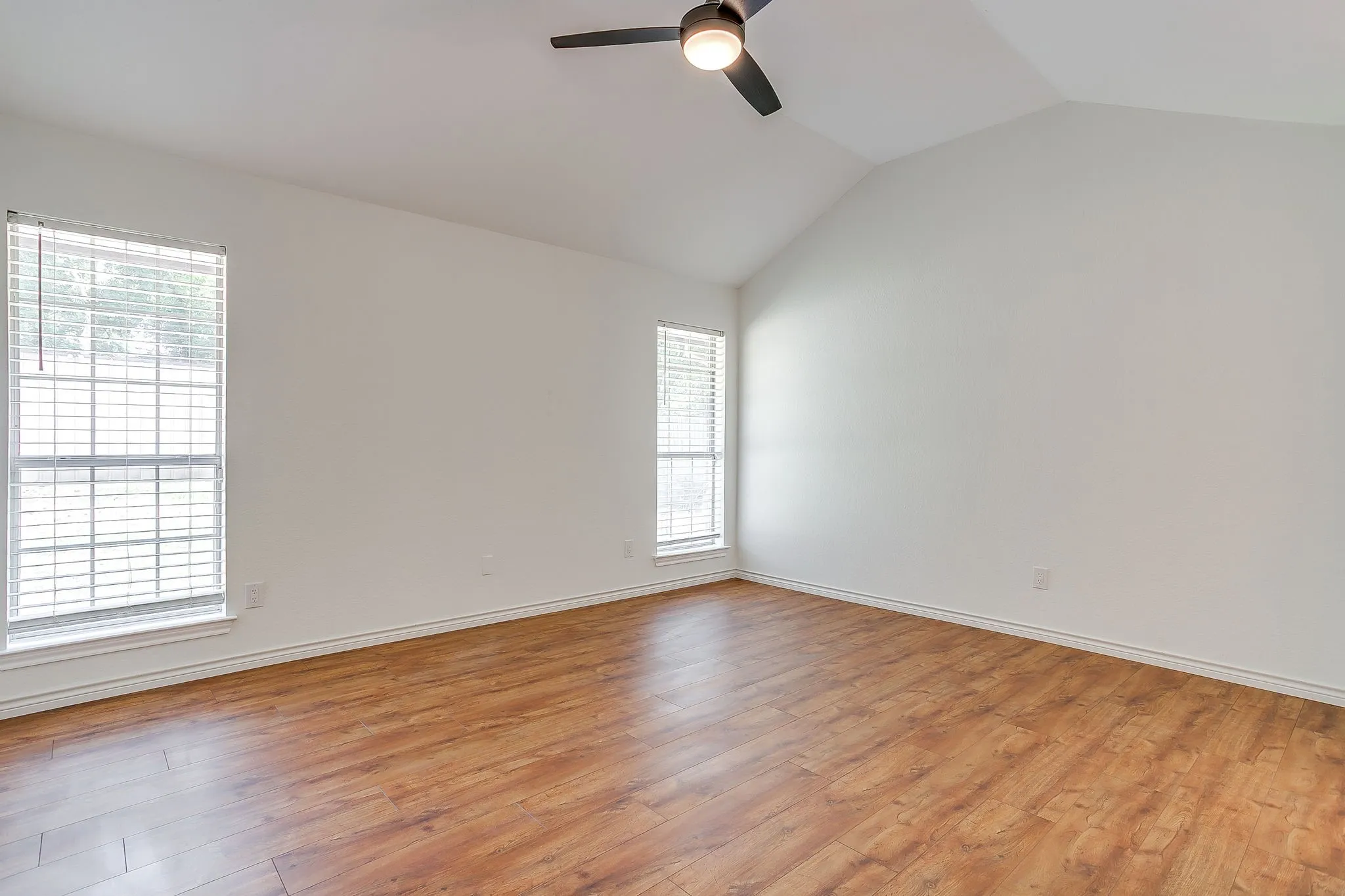 Single Family Residence For Sale in Johnson County , 111 Bentley Drive, Joshua, Texas 76058, 3 Bedroom, 2 Bathroom, 2 Garage spaces, 1,335 Sqft, built in 1993, mls#21350471, Real Estate Agent in Joshua, Homes For Sale in Johnson county, Homes For Sale in Joshua, Realtor in Joshua Texas, Real Estate Brokerage Independent Realty Texas, Luminita Cordes Realtor