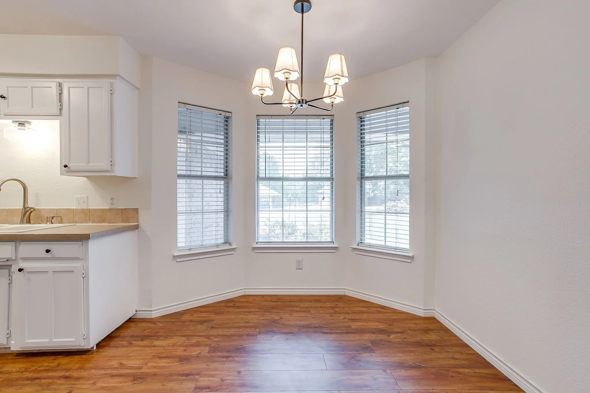 Single Family Residence For Sale in Johnson County , 111 Bentley Drive, Joshua, Texas 76058, 3 Bedroom, 2 Bathroom, 2 Garage spaces, 1,335 Sqft, built in 1993, mls#21350471, Real Estate Agent in Joshua, Homes For Sale in Johnson county, Homes For Sale in Joshua, Realtor in Joshua Texas, Real Estate Brokerage Independent Realty Texas, Luminita Cordes Realtor