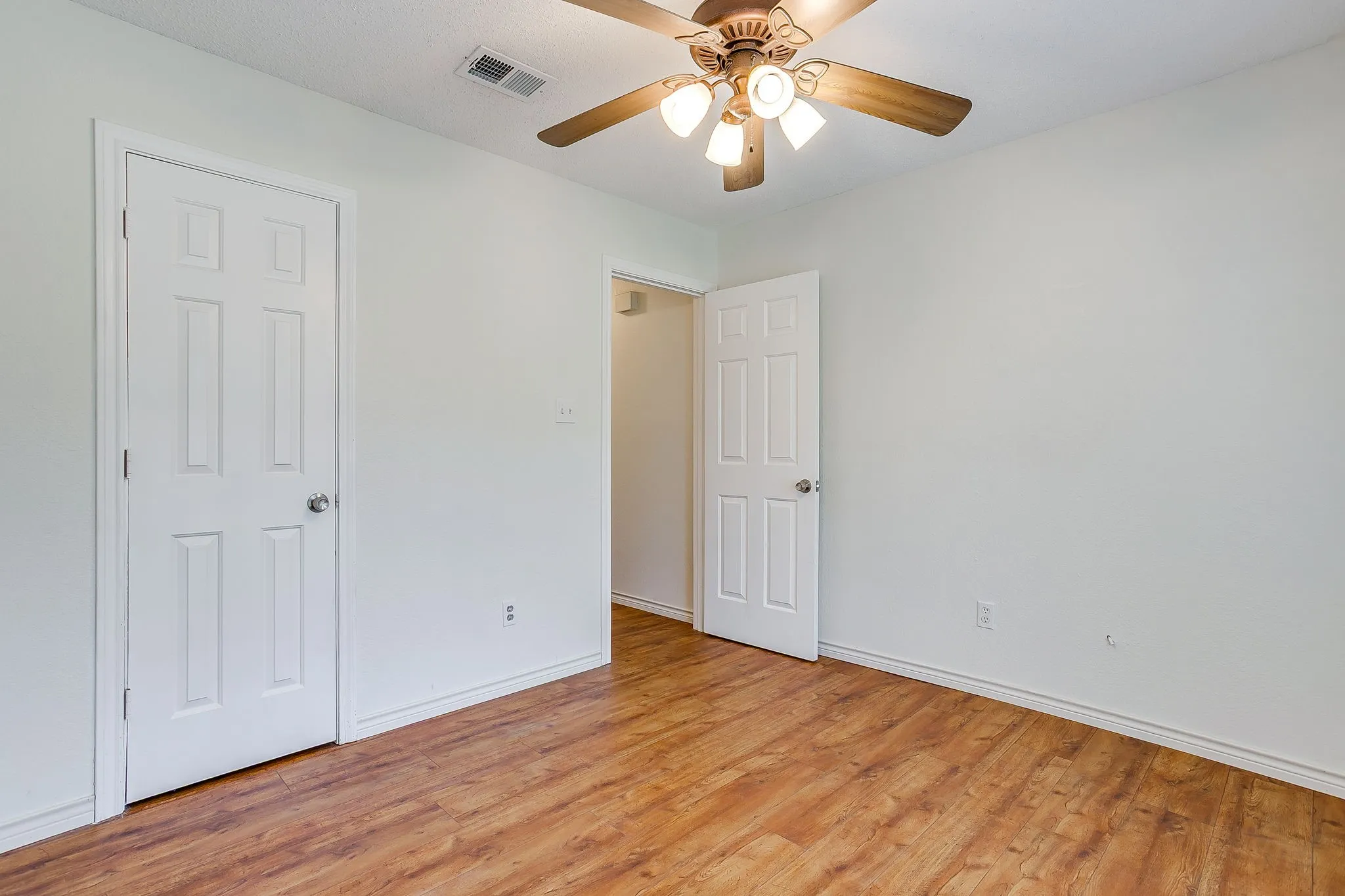 Single Family Residence For Sale in Johnson County , 111 Bentley Drive, Joshua, Texas 76058, 3 Bedroom, 2 Bathroom, 2 Garage spaces, 1,335 Sqft, built in 1993, mls#21350471, Real Estate Agent in Joshua, Homes For Sale in Johnson county, Homes For Sale in Joshua, Realtor in Joshua Texas, Real Estate Brokerage Independent Realty Texas, Luminita Cordes Realtor