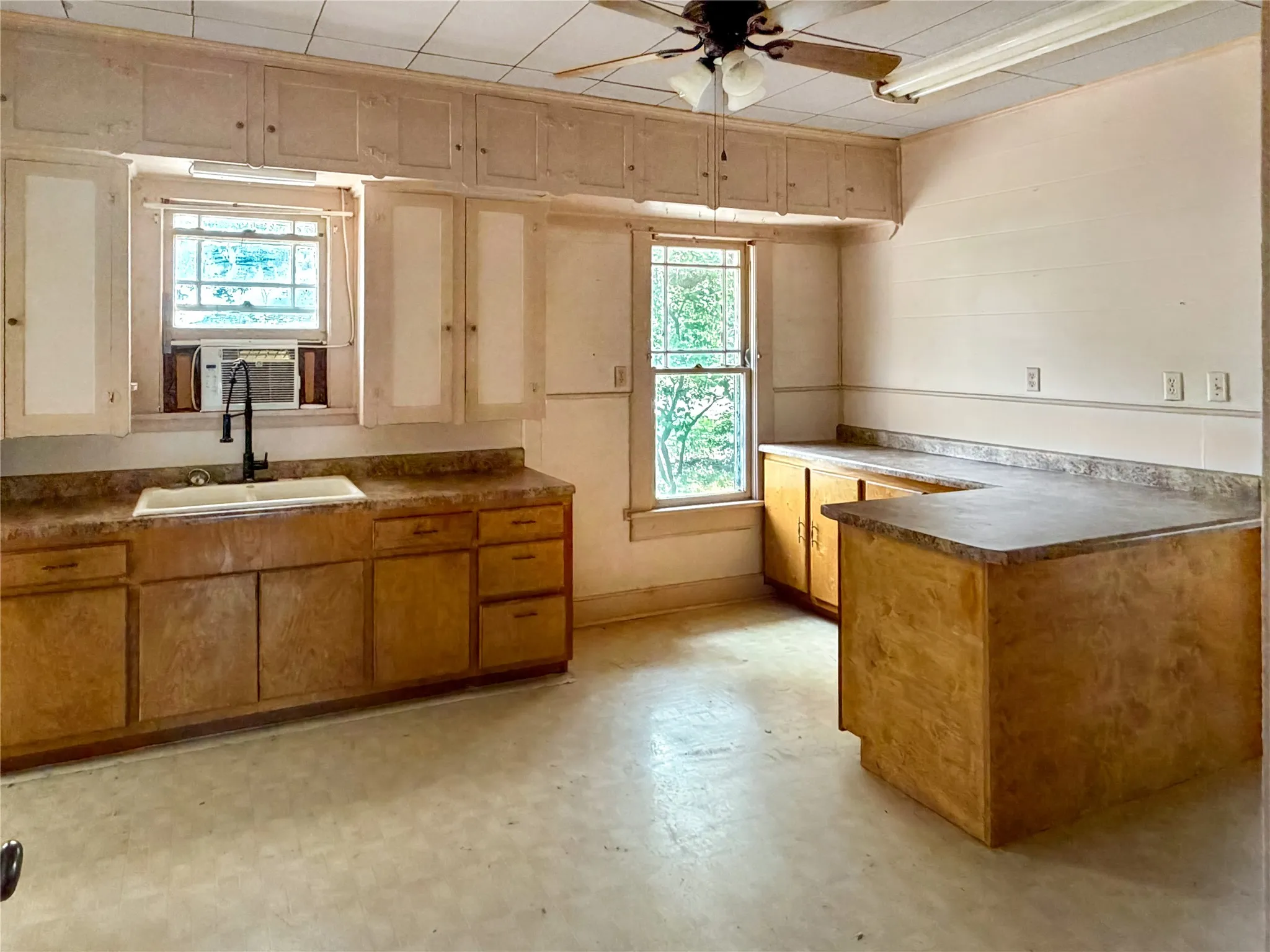 Single Family Residence For Sale in Eastland County , 1012 W 12th Street, Cisco, Texas 76437, 2 Bedroom, 1 Bathroom, 1 Garage spaces, 1,380 Sqft, built in 1920, mls#21351919, Real Estate Agent in Cisco, Homes For Sale in Eastland county, Homes For Sale in Cisco, Realtor in Cisco Texas, Real Estate Brokerage Independent Realty Texas, Luminita Cordes Realtor