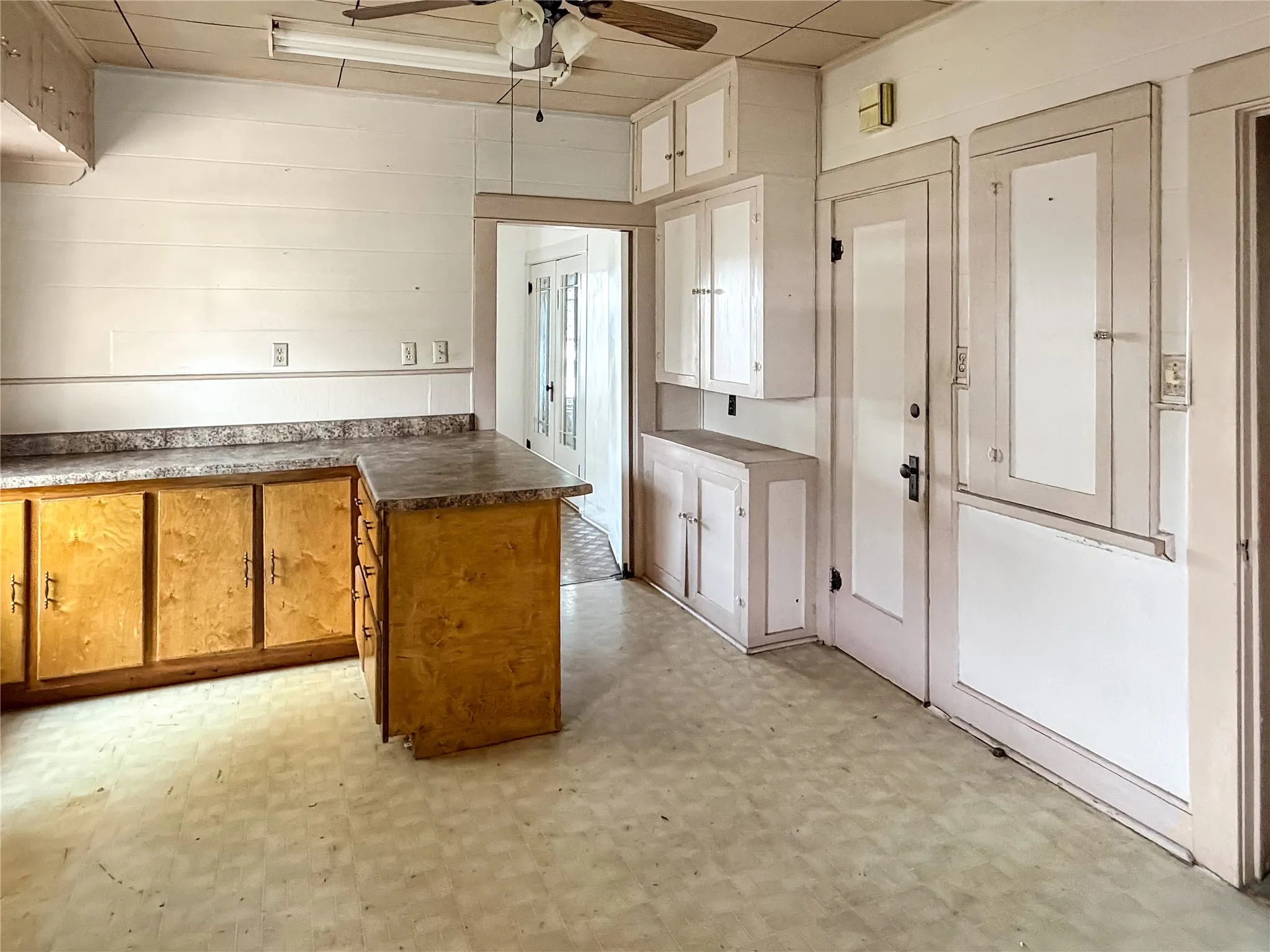 Single Family Residence For Sale in Eastland County , 1012 W 12th Street, Cisco, Texas 76437, 2 Bedroom, 1 Bathroom, 1 Garage spaces, 1,380 Sqft, built in 1920, mls#21351919, Real Estate Agent in Cisco, Homes For Sale in Eastland county, Homes For Sale in Cisco, Realtor in Cisco Texas, Real Estate Brokerage Independent Realty Texas, Luminita Cordes Realtor
