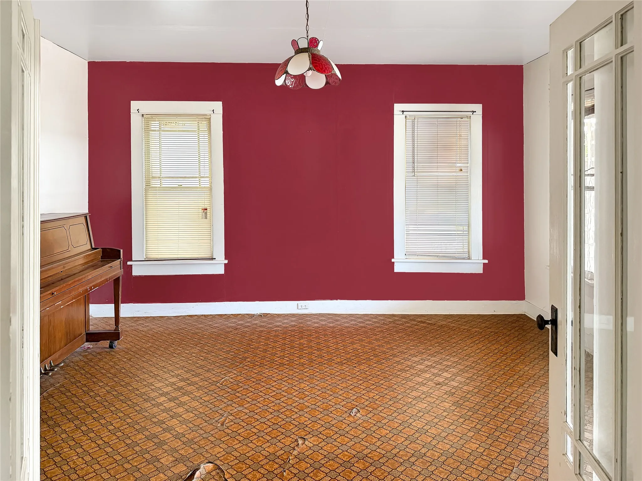 Single Family Residence For Sale in Eastland County , 1012 W 12th Street, Cisco, Texas 76437, 2 Bedroom, 1 Bathroom, 1 Garage spaces, 1,380 Sqft, built in 1920, mls#21351919, Real Estate Agent in Cisco, Homes For Sale in Eastland county, Homes For Sale in Cisco, Realtor in Cisco Texas, Real Estate Brokerage Independent Realty Texas, Luminita Cordes Realtor