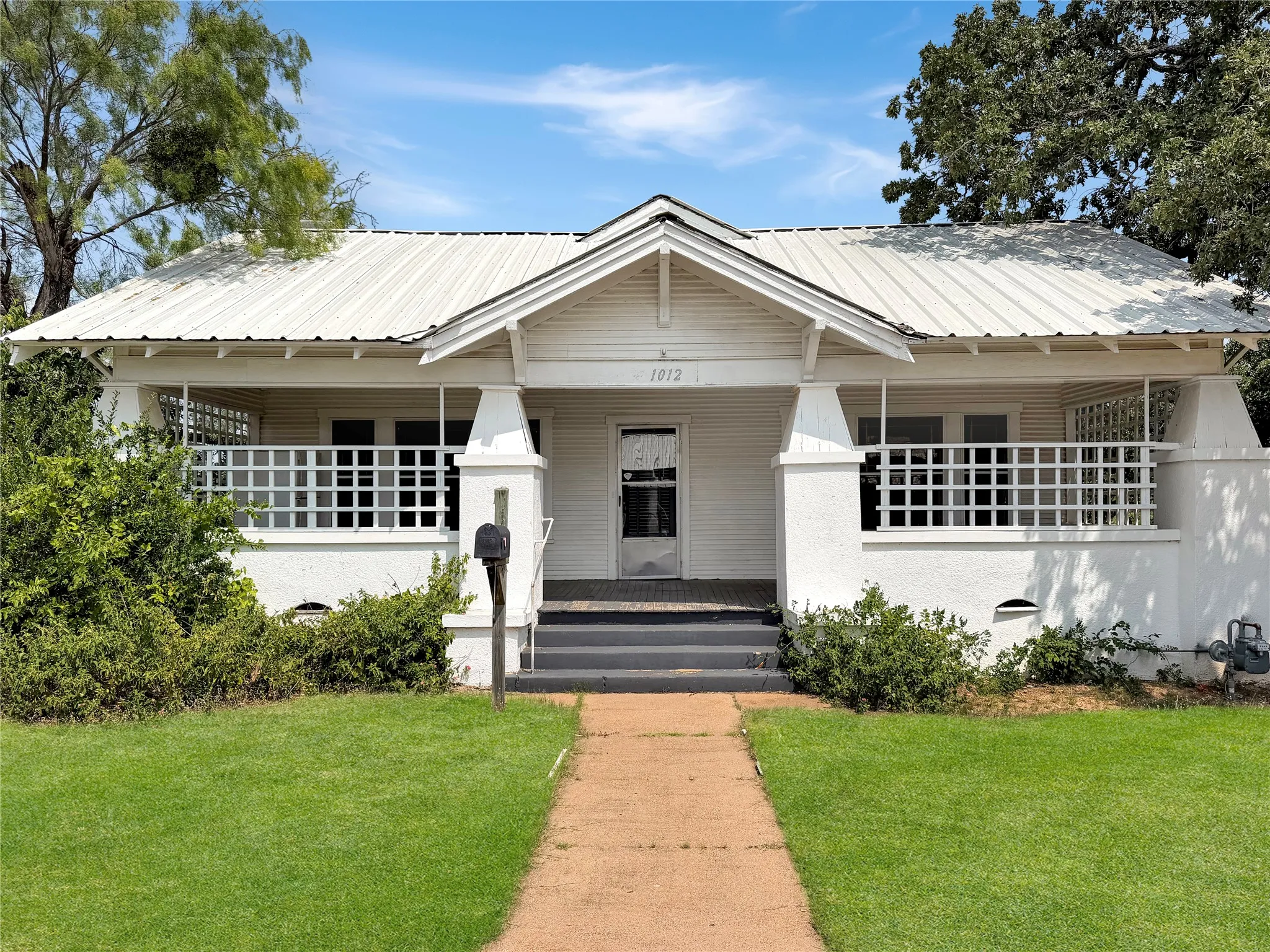 Single Family Residence For Sale in Eastland County , 1012 W 12th Street, Cisco, Texas 76437, 2 Bedroom, 1 Bathroom, 1 Garage spaces, 1,380 Sqft, built in 1920, mls#21351919, Real Estate Agent in Cisco, Homes For Sale in Eastland county, Homes For Sale in Cisco, Realtor in Cisco Texas, Real Estate Brokerage Independent Realty Texas, Luminita Cordes Realtor