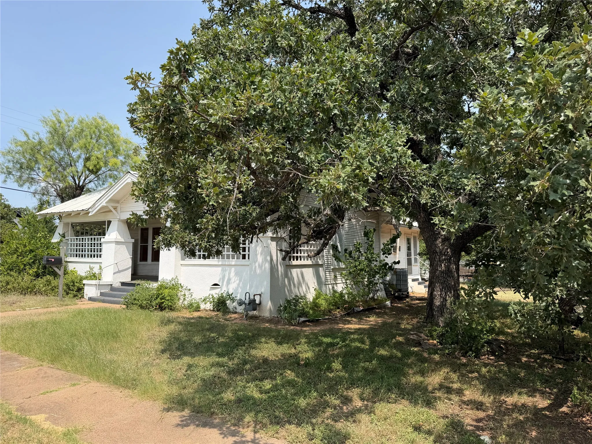 Single Family Residence For Sale in Eastland County , 1012 W 12th Street, Cisco, Texas 76437, 2 Bedroom, 1 Bathroom, 1 Garage spaces, 1,380 Sqft, built in 1920, mls#21351919, Real Estate Agent in Cisco, Homes For Sale in Eastland county, Homes For Sale in Cisco, Realtor in Cisco Texas, Real Estate Brokerage Independent Realty Texas, Luminita Cordes Realtor