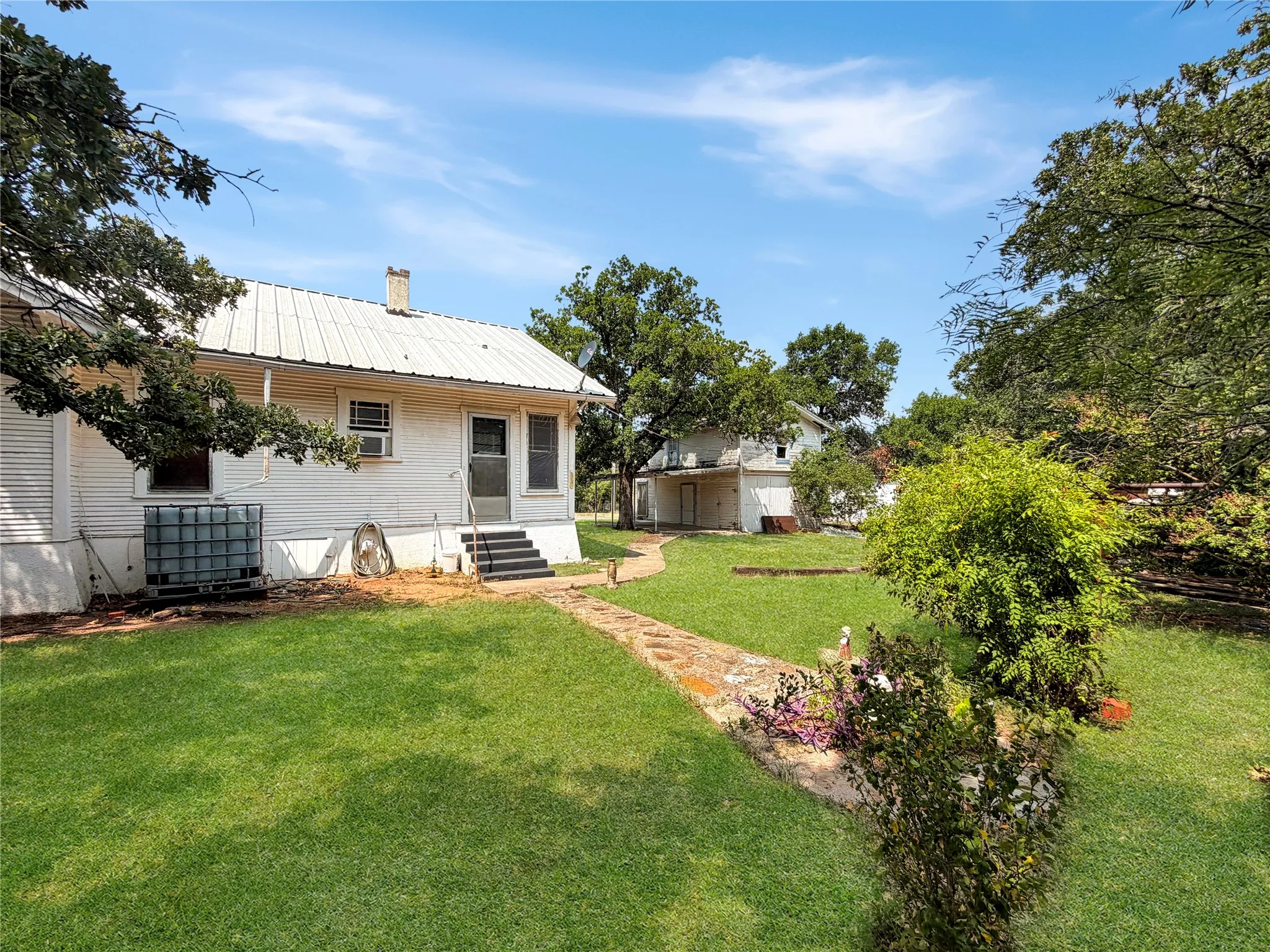 Single Family Residence For Sale in Eastland County , 1012 W 12th Street, Cisco, Texas 76437, 2 Bedroom, 1 Bathroom, 1 Garage spaces, 1,380 Sqft, built in 1920, mls#21351919, Real Estate Agent in Cisco, Homes For Sale in Eastland county, Homes For Sale in Cisco, Realtor in Cisco Texas, Real Estate Brokerage Independent Realty Texas, Luminita Cordes Realtor
