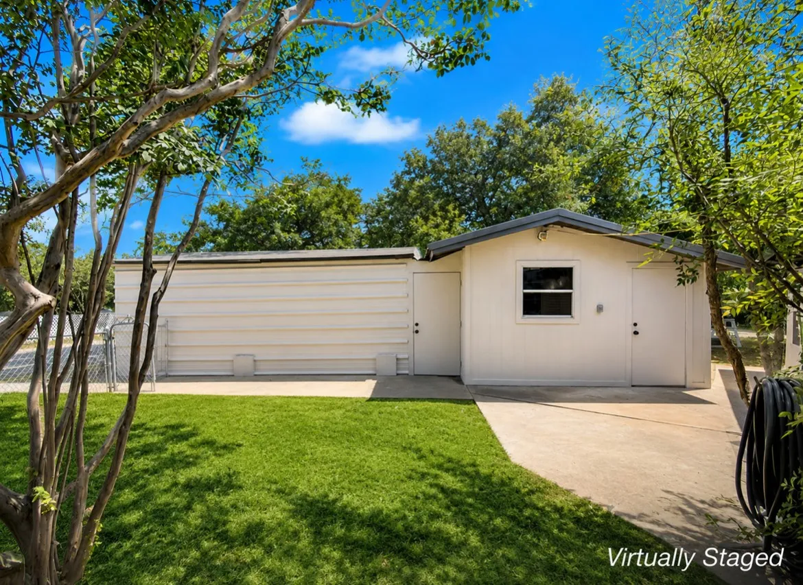 Single Family Residence For Sale in Hill County , 126 Post Oak Bend, Whitney, Texas 76692, 3 Bedroom, 2 Bathroom, Garage spaces, 1,484 Sqft, built in 1972, mls#21351803, Real Estate Agent in Whitney, Homes For Sale in Hill county, Homes For Sale in Whitney, Realtor in Whitney Texas, Real Estate Brokerage Independent Realty Texas, Luminita Cordes Realtor