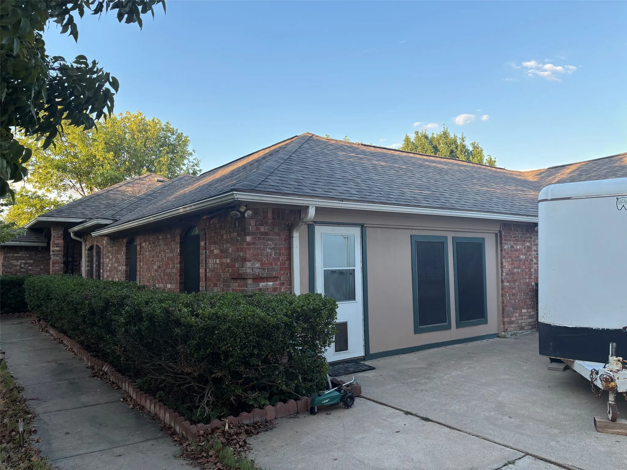 Single Family Residence For Sale in Ellis County , 1107 W Sharpshire Drive, Waxahachie, Texas 75165, 3 Bedroom, 3 Bathroom, 3 Garage spaces, 2,438 Sqft, built in 1987, mls#21351923, Real Estate Agent in Waxahachie, Homes For Sale in Ellis county, Homes For Sale in Waxahachie, Realtor in Waxahachie Texas, Real Estate Brokerage Independent Realty Texas, Luminita Cordes Realtor