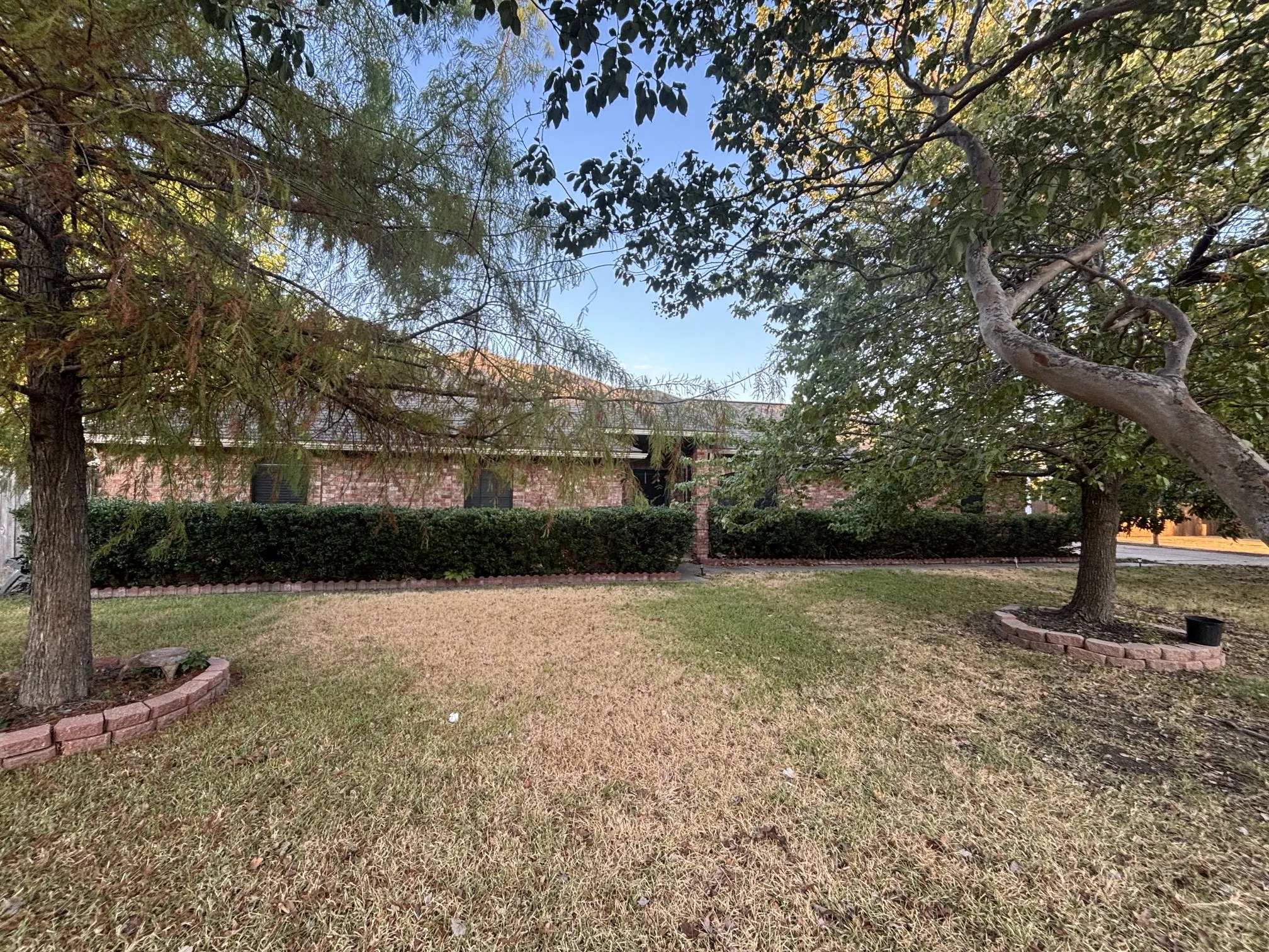 Single Family Residence For Sale in Ellis County , 1107 W Sharpshire Drive, Waxahachie, Texas 75165, 3 Bedroom, 3 Bathroom, 3 Garage spaces, 2,438 Sqft, built in 1987, mls#21351923, Real Estate Agent in Waxahachie, Homes For Sale in Ellis county, Homes For Sale in Waxahachie, Realtor in Waxahachie Texas, Real Estate Brokerage Independent Realty Texas, Luminita Cordes Realtor