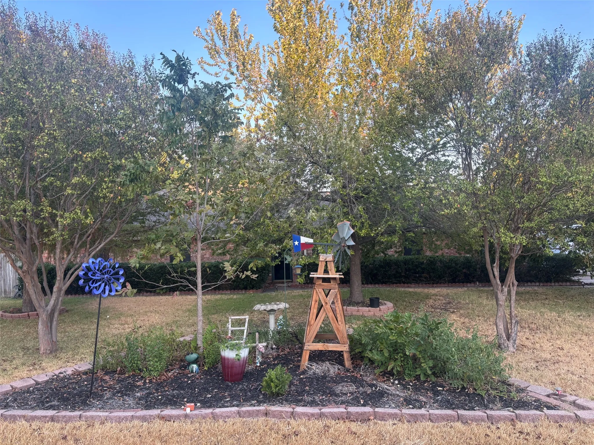 Single Family Residence For Sale in Ellis County , 1107 W Sharpshire Drive, Waxahachie, Texas 75165, 3 Bedroom, 3 Bathroom, 3 Garage spaces, 2,438 Sqft, built in 1987, mls#21351923, Real Estate Agent in Waxahachie, Homes For Sale in Ellis county, Homes For Sale in Waxahachie, Realtor in Waxahachie Texas, Real Estate Brokerage Independent Realty Texas, Luminita Cordes Realtor