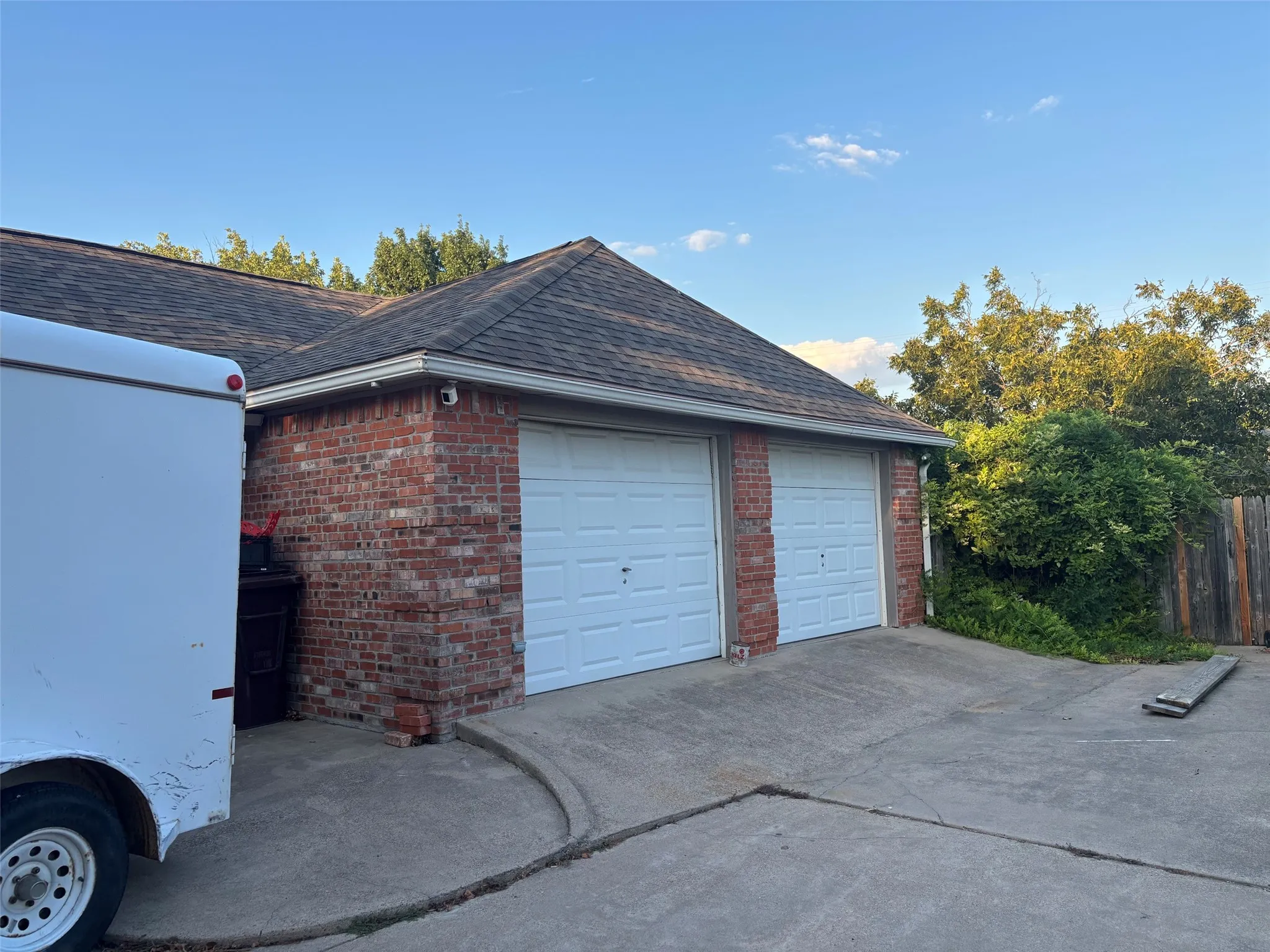 Single Family Residence For Sale in Ellis County , 1107 W Sharpshire Drive, Waxahachie, Texas 75165, 3 Bedroom, 3 Bathroom, 3 Garage spaces, 2,438 Sqft, built in 1987, mls#21351923, Real Estate Agent in Waxahachie, Homes For Sale in Ellis county, Homes For Sale in Waxahachie, Realtor in Waxahachie Texas, Real Estate Brokerage Independent Realty Texas, Luminita Cordes Realtor
