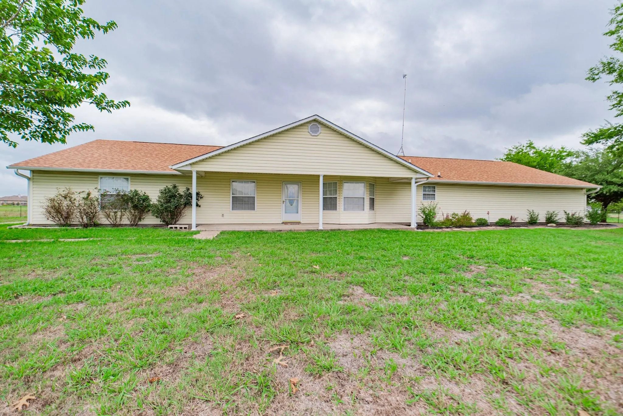 Single Family Residence For Rent in Hunt County , 3642 Fm 1565, Caddo Mills, Texas 75135, 3 Bedrooms, 2 Bathrooms, 2 Garage spaces, 1,900 Sqft, built in 2001, Price $3,200, mls#21351734, Real Estate Agent in Caddo Mills, Homes For Rent in Hunt county, Homes For Rent in Caddo Mills, Realtor in Caddo Mills Texas, Real Estate Brokerage Independent Realty Texas, Luminita Cordes Realtor
