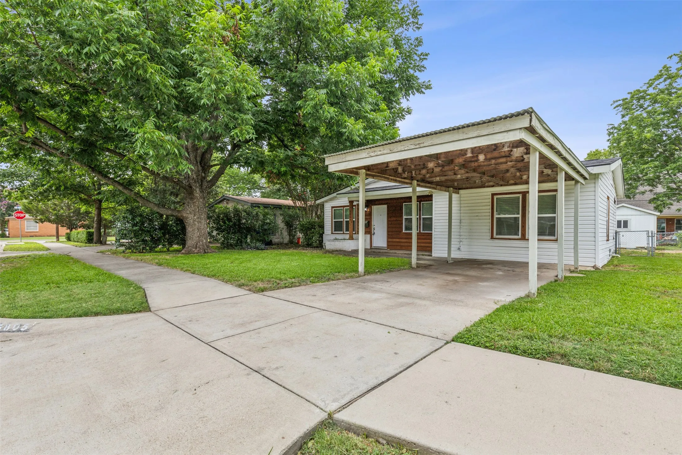 Single Family Residence For Rent in Tarrant County , 5805 Tracyne Drive, Westworth Village, Texas 76114, 4 Bedrooms, 3 Bathrooms, Garage spaces, 1,437 Sqft, built in 1955, Price $2,150, mls#21351829, Real Estate Agent in Westworth Village, Homes For Rent in Tarrant county, Homes For Rent in Westworth Village, Realtor in Westworth Village Texas, Real Estate Brokerage Independent Realty Texas, Luminita Cordes Realtor