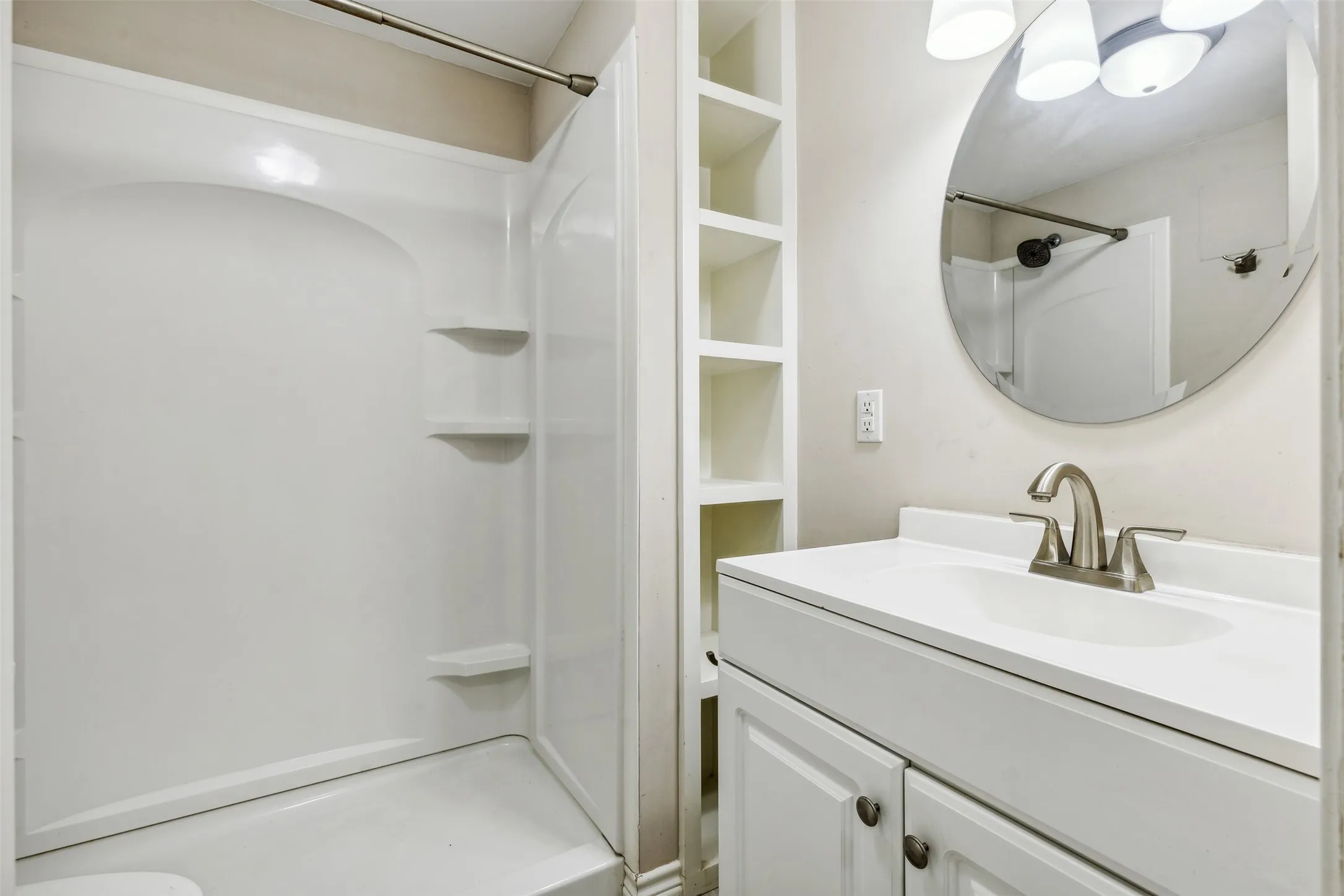 Single Family Residence For Rent in Tarrant County , 5805 Tracyne Drive, Westworth Village, Texas 76114, 4 Bedrooms, 3 Bathrooms, Garage spaces, 1,437 Sqft, built in 1955, Price $2,150, mls#21351829, Real Estate Agent in Westworth Village, Homes For Rent in Tarrant county, Homes For Rent in Westworth Village, Realtor in Westworth Village Texas, Real Estate Brokerage Independent Realty Texas, Luminita Cordes Realtor