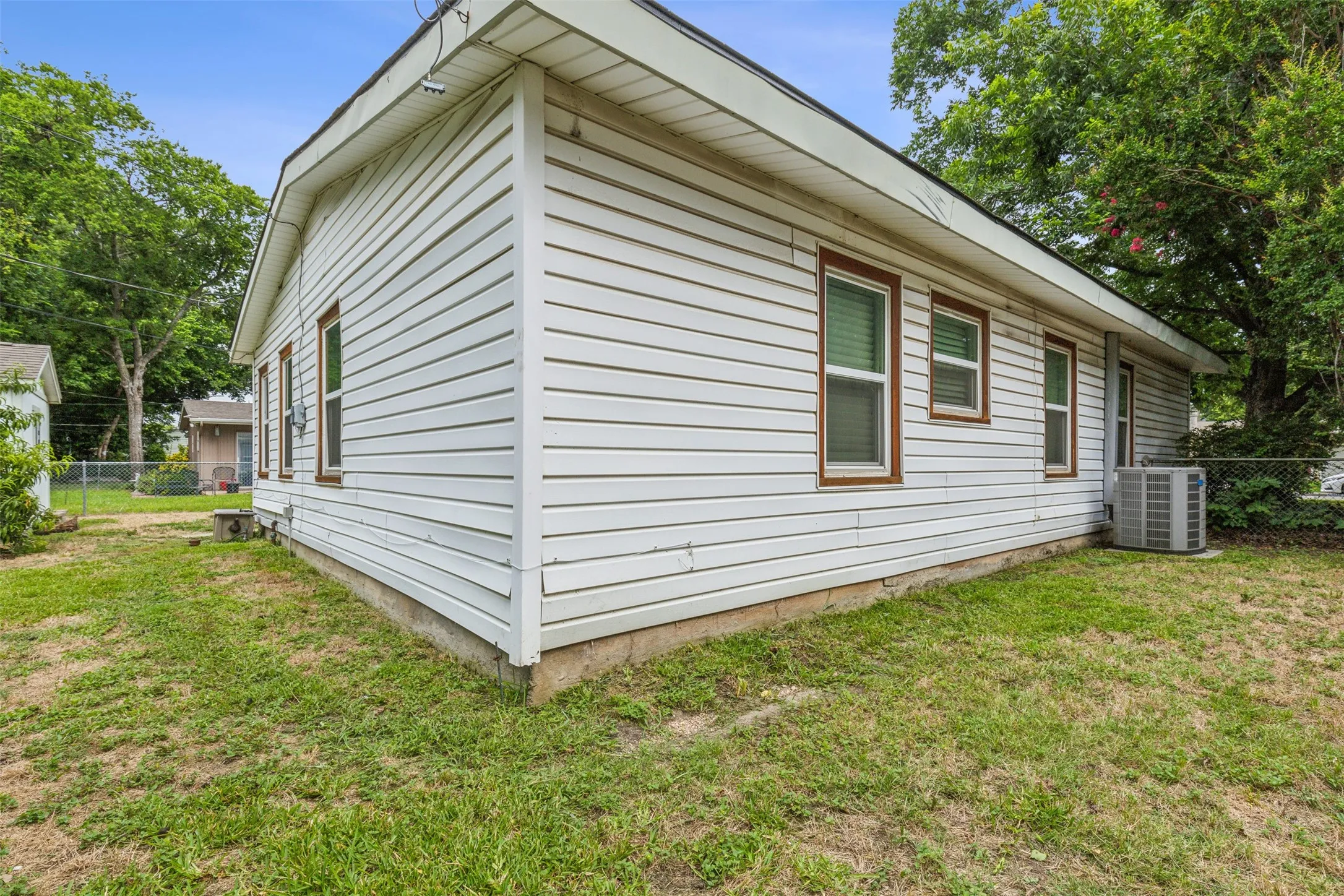 Single Family Residence For Rent in Tarrant County , 5805 Tracyne Drive, Westworth Village, Texas 76114, 4 Bedrooms, 3 Bathrooms, Garage spaces, 1,437 Sqft, built in 1955, Price $2,150, mls#21351829, Real Estate Agent in Westworth Village, Homes For Rent in Tarrant county, Homes For Rent in Westworth Village, Realtor in Westworth Village Texas, Real Estate Brokerage Independent Realty Texas, Luminita Cordes Realtor