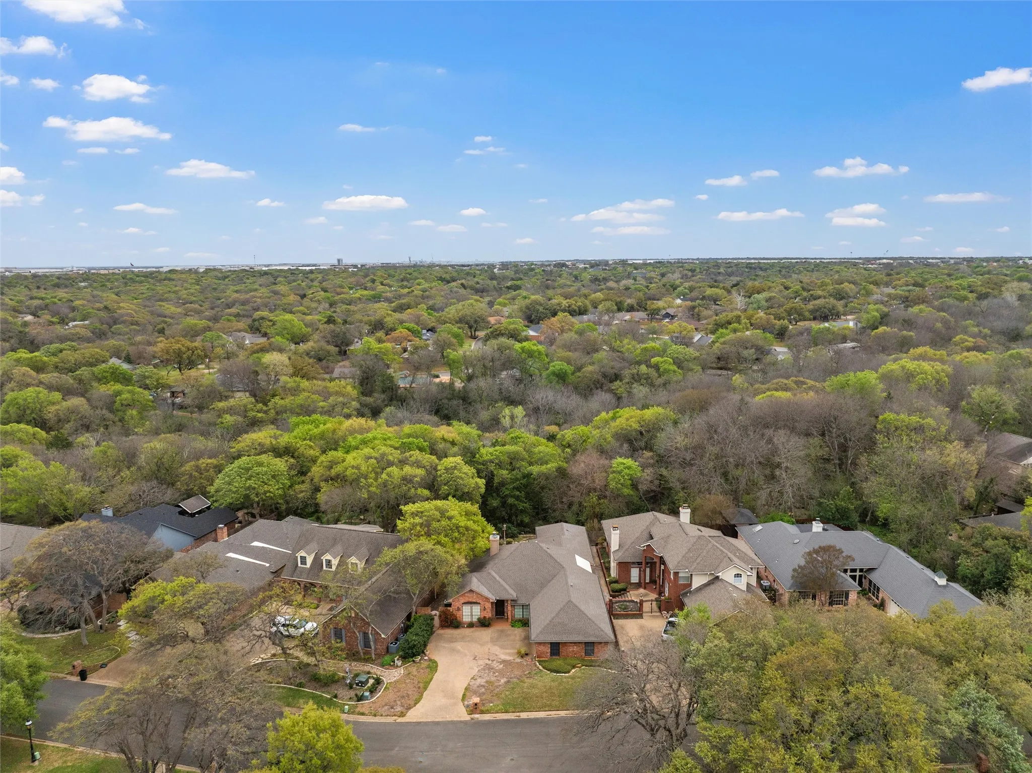 Single Family Residence For Sale in Mc Lennan County , 99 Sugar Creek Place, Woodway, Texas 76712, 4 Bedroom, 3 Bathroom, 2 Garage spaces, 2,428 Sqft, built in 1988, mls#21351930, Real Estate Agent in Woodway, Homes For Sale in Mc Lennan county, Homes For Sale in Woodway, Realtor in Woodway Texas, Real Estate Brokerage Independent Realty Texas, Luminita Cordes Realtor