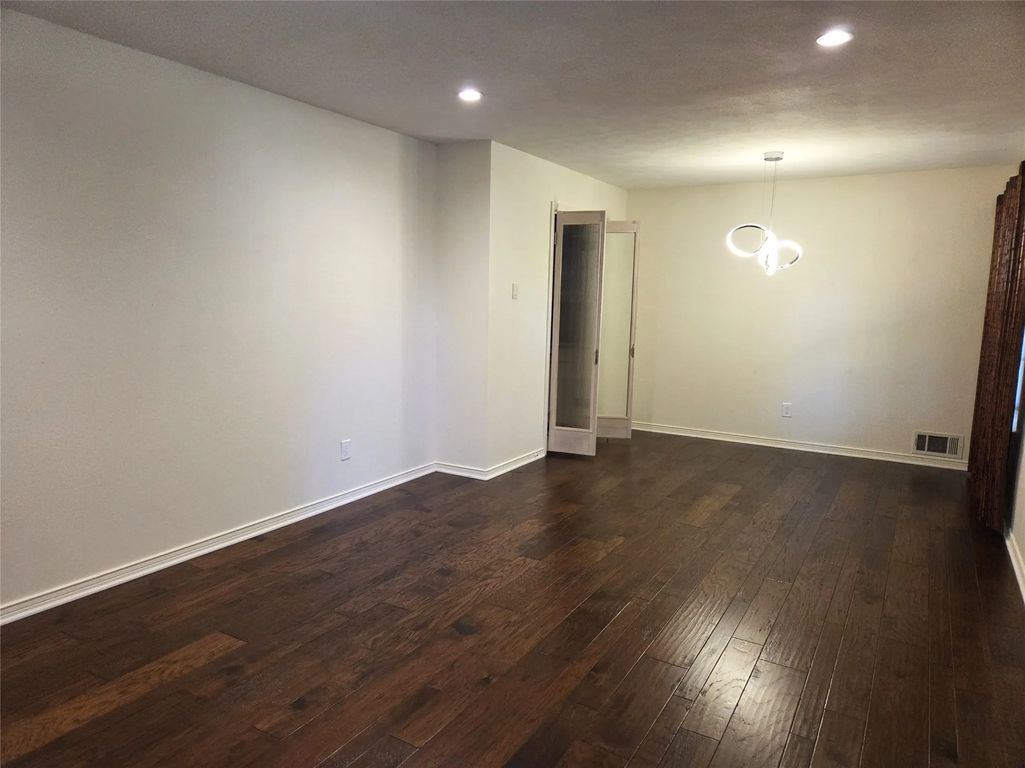 Single Family Residence For Rent in Dallas County , 9334 Hunters Creek Drive, Dallas, Texas 75243, 3 Bedroom, 2 Bathroom, 2 Garage spaces, 2,230 Sqft, built in 1969, mls#21348076, Real Estate Agent in Dallas, Homes For Rent in Dallas county, Homes For Rent in Dallas, Realtor in Dallas Texas, Real Estate Brokerage Independent Realty Texas, Luminita Cordes Realtor