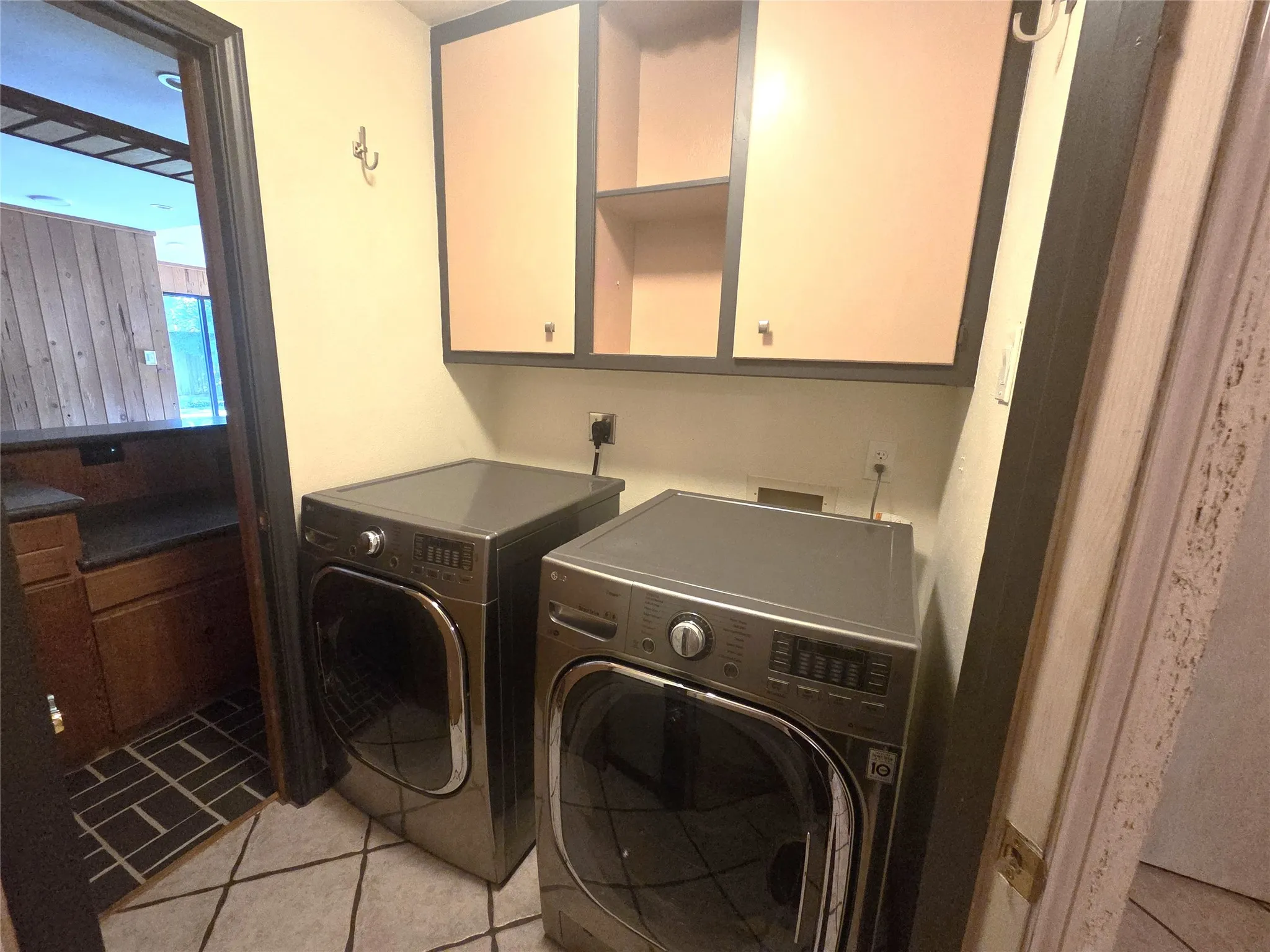 Single Family Residence For Rent in Dallas County , 9334 Hunters Creek Drive, Dallas, Texas 75243, 3 Bedroom, 2 Bathroom, 2 Garage spaces, 2,230 Sqft, built in 1969, mls#21348076, Real Estate Agent in Dallas, Homes For Rent in Dallas county, Homes For Rent in Dallas, Realtor in Dallas Texas, Real Estate Brokerage Independent Realty Texas, Luminita Cordes Realtor