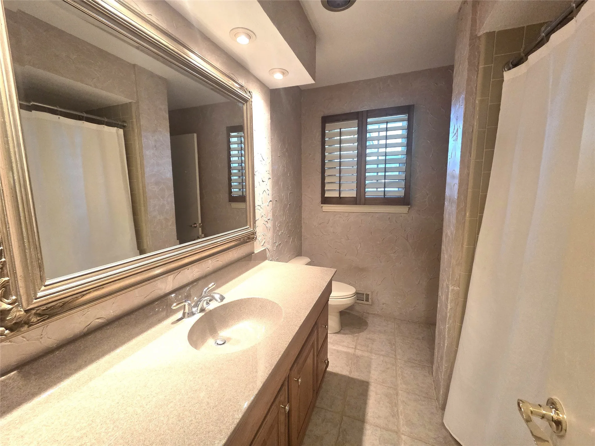 Single Family Residence For Rent in Dallas County , 9334 Hunters Creek Drive, Dallas, Texas 75243, 3 Bedroom, 2 Bathroom, 2 Garage spaces, 2,230 Sqft, built in 1969, mls#21348076, Real Estate Agent in Dallas, Homes For Rent in Dallas county, Homes For Rent in Dallas, Realtor in Dallas Texas, Real Estate Brokerage Independent Realty Texas, Luminita Cordes Realtor