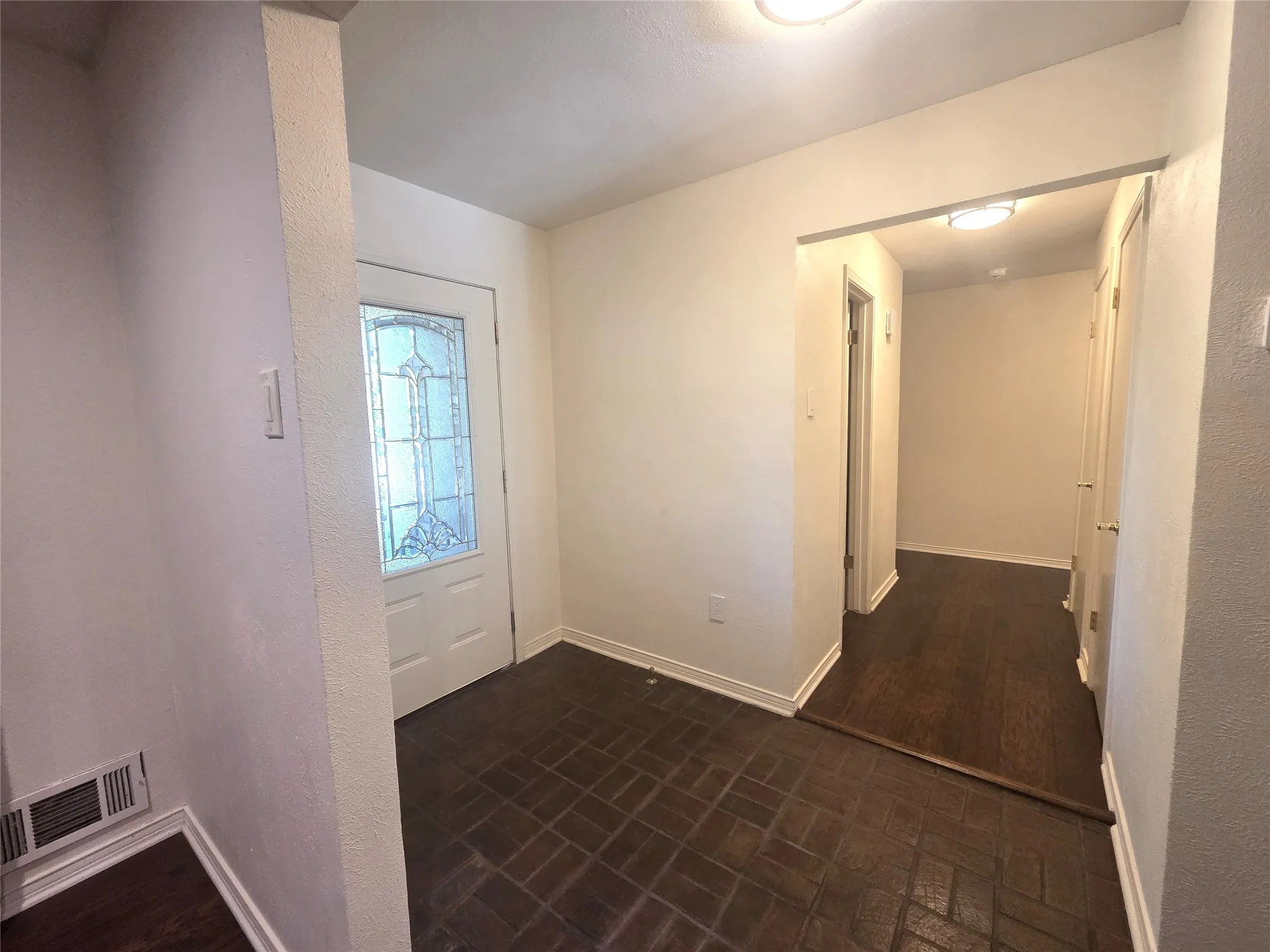 Single Family Residence For Rent in Dallas County , 9334 Hunters Creek Drive, Dallas, Texas 75243, 3 Bedroom, 2 Bathroom, 2 Garage spaces, 2,230 Sqft, built in 1969, mls#21348076, Real Estate Agent in Dallas, Homes For Rent in Dallas county, Homes For Rent in Dallas, Realtor in Dallas Texas, Real Estate Brokerage Independent Realty Texas, Luminita Cordes Realtor