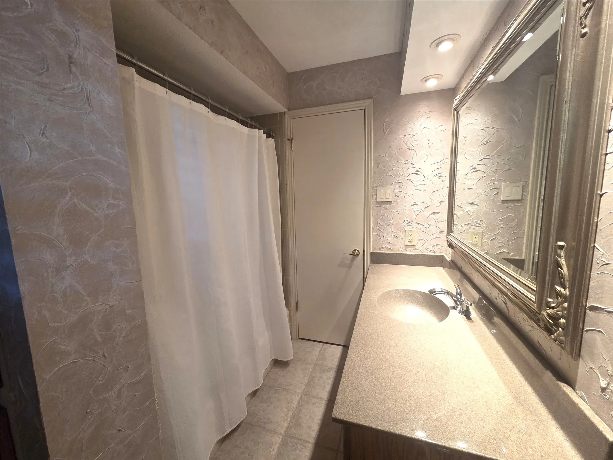 Single Family Residence For Rent in Dallas County , 9334 Hunters Creek Drive, Dallas, Texas 75243, 3 Bedroom, 2 Bathroom, 2 Garage spaces, 2,230 Sqft, built in 1969, mls#21348076, Real Estate Agent in Dallas, Homes For Rent in Dallas county, Homes For Rent in Dallas, Realtor in Dallas Texas, Real Estate Brokerage Independent Realty Texas, Luminita Cordes Realtor