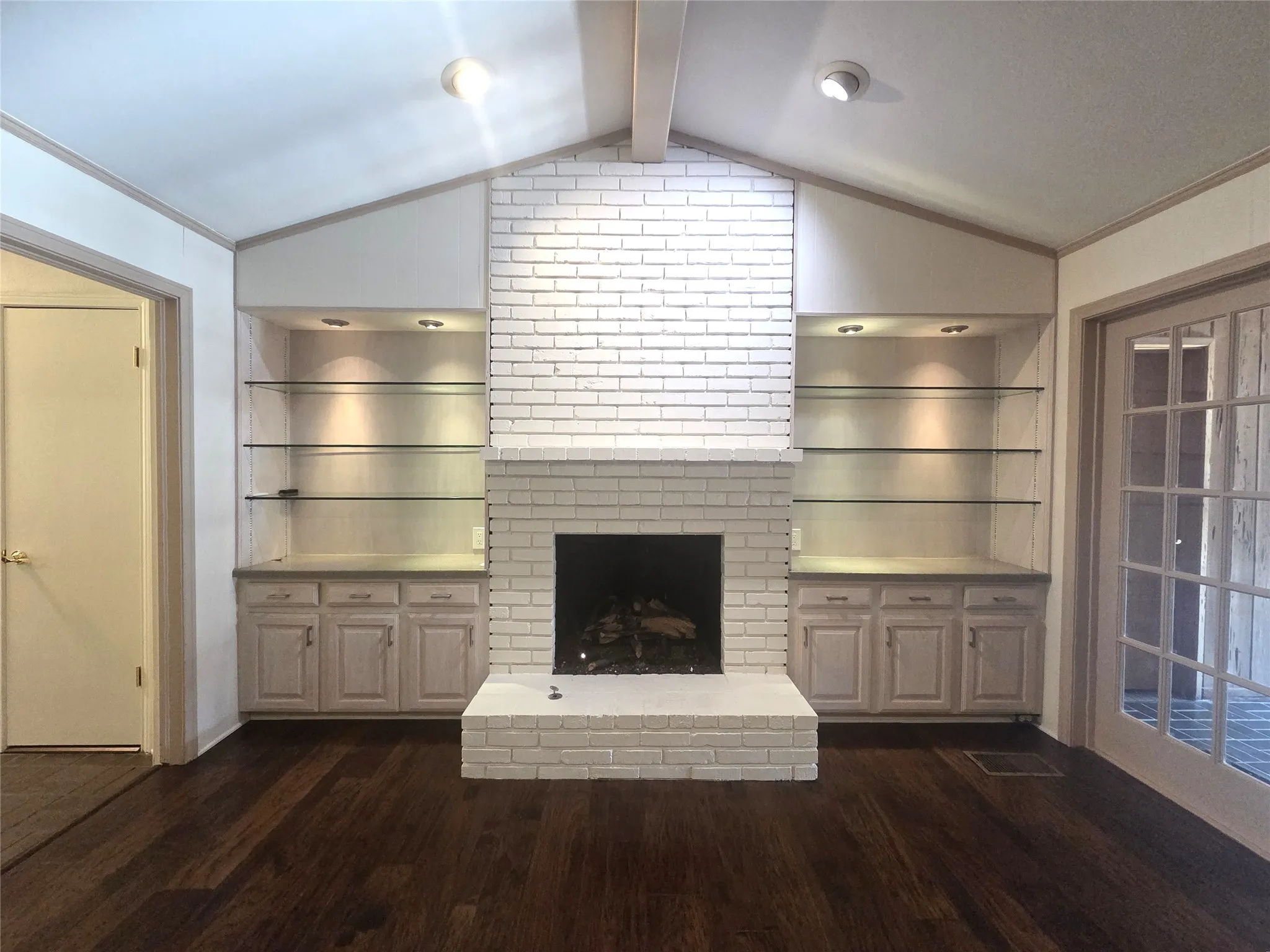 Single Family Residence For Rent in Dallas County , 9334 Hunters Creek Drive, Dallas, Texas 75243, 3 Bedroom, 2 Bathroom, 2 Garage spaces, 2,230 Sqft, built in 1969, mls#21348076, Real Estate Agent in Dallas, Homes For Rent in Dallas county, Homes For Rent in Dallas, Realtor in Dallas Texas, Real Estate Brokerage Independent Realty Texas, Luminita Cordes Realtor