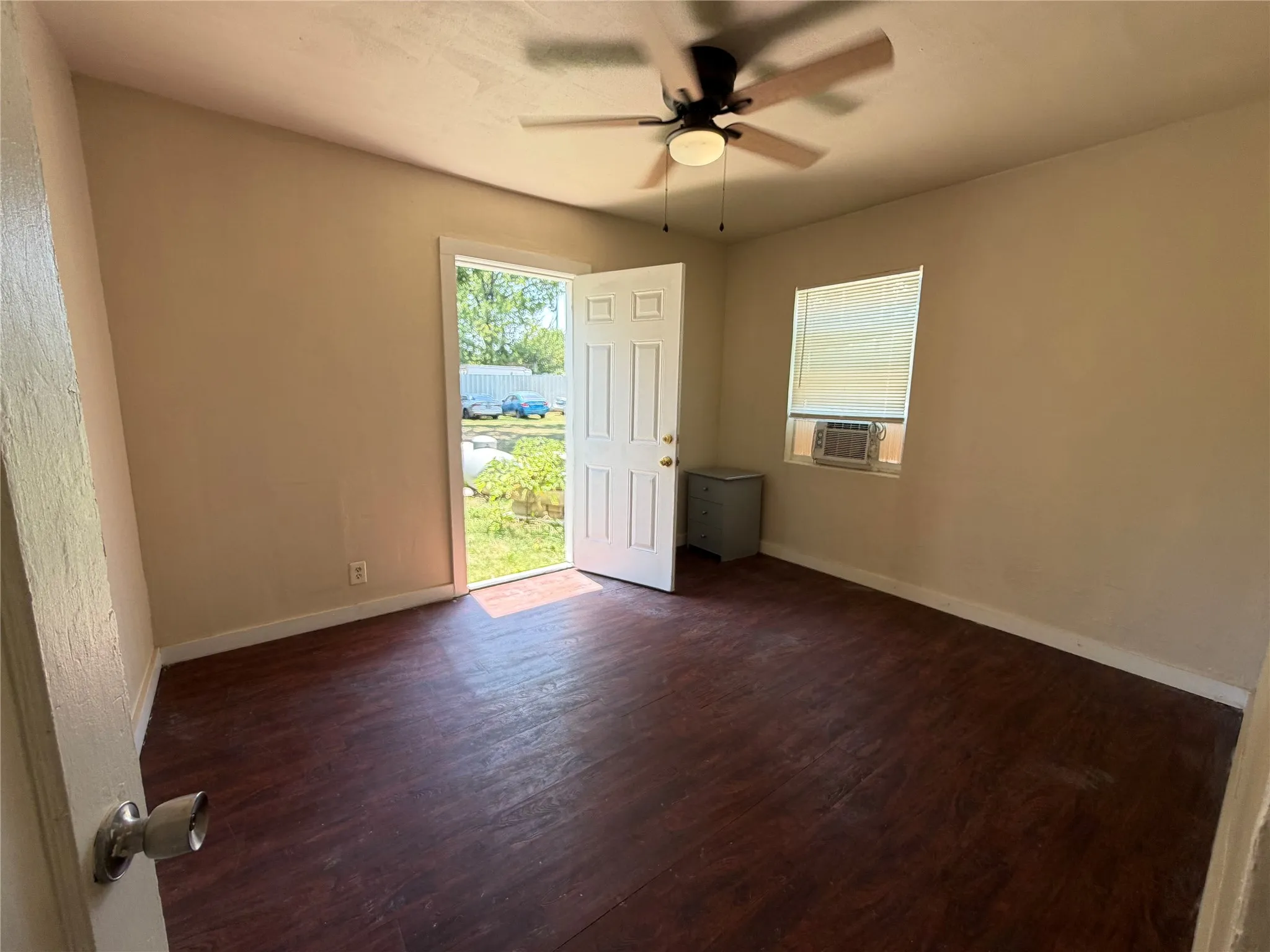 Single Family Residence For Rent in Dallas County , 6010 Chippewa Drive, Dallas, Texas 75212, 3 Bedroom, 2 Bathroom, Garage spaces, 832 Sqft, built in 1945, mls#21351985, Real Estate Agent in Dallas, Homes For Rent in Dallas county, Homes For Rent in Dallas, Realtor in Dallas Texas, Real Estate Brokerage Independent Realty Texas, Luminita Cordes Realtor