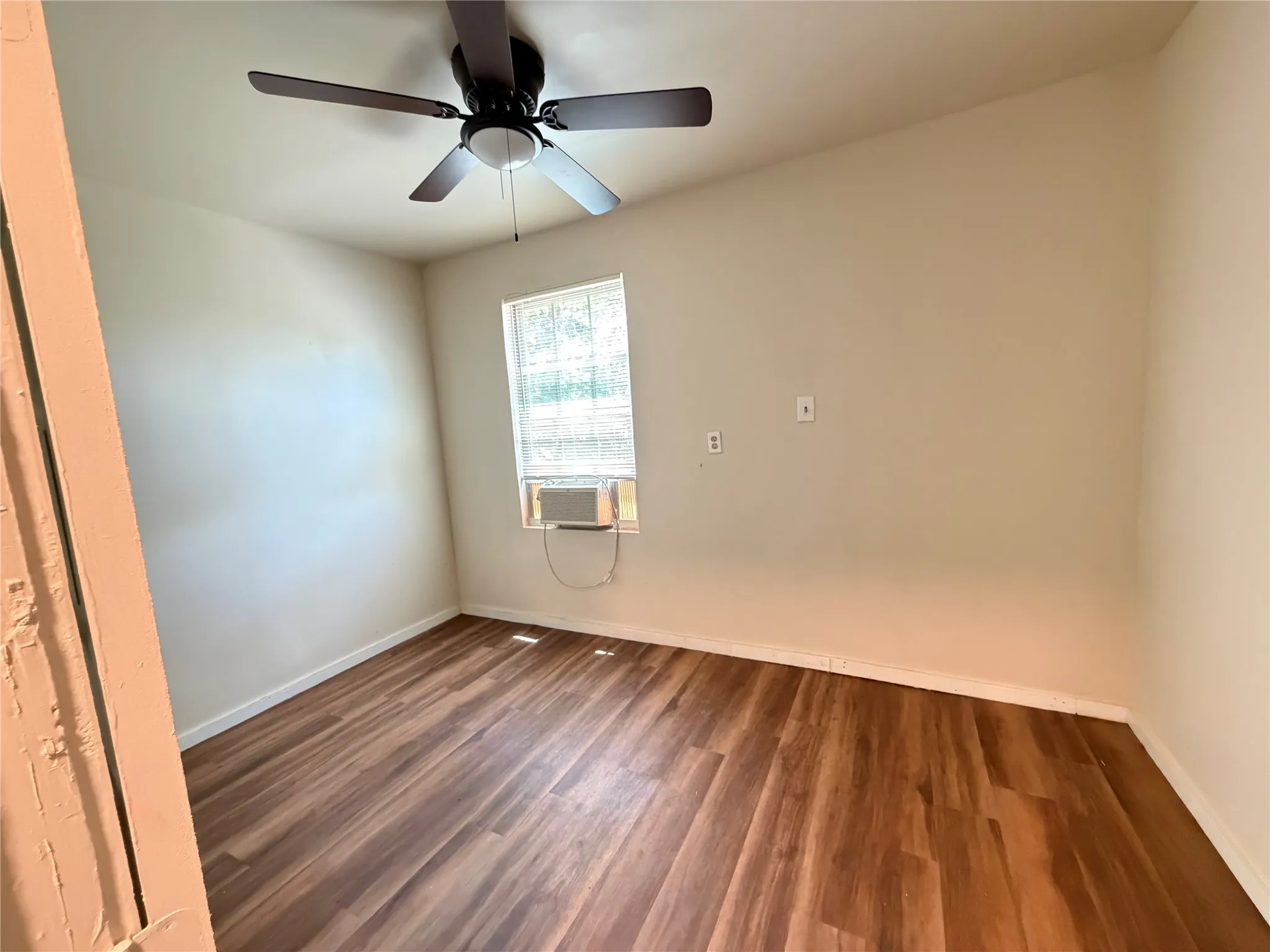 Single Family Residence For Rent in Dallas County , 6010 Chippewa Drive, Dallas, Texas 75212, 3 Bedroom, 2 Bathroom, Garage spaces, 832 Sqft, built in 1945, mls#21351985, Real Estate Agent in Dallas, Homes For Rent in Dallas county, Homes For Rent in Dallas, Realtor in Dallas Texas, Real Estate Brokerage Independent Realty Texas, Luminita Cordes Realtor