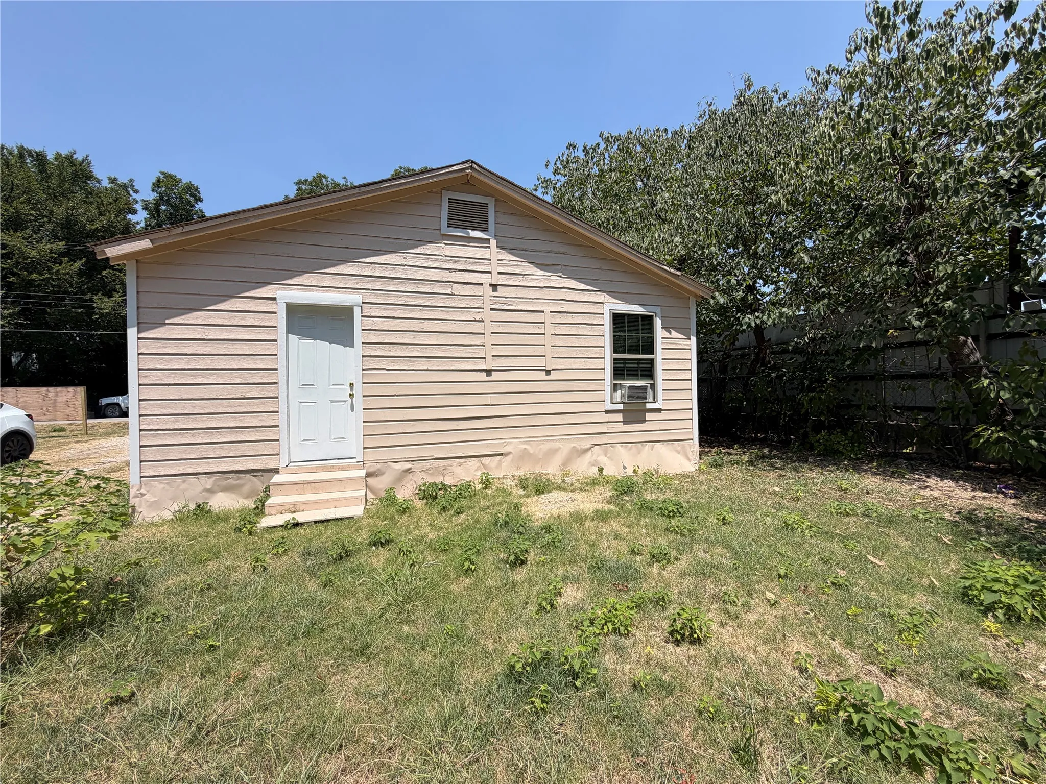 Single Family Residence For Rent in Dallas County , 6010 Chippewa Drive, Dallas, Texas 75212, 3 Bedroom, 2 Bathroom, Garage spaces, 832 Sqft, built in 1945, mls#21351985, Real Estate Agent in Dallas, Homes For Rent in Dallas county, Homes For Rent in Dallas, Realtor in Dallas Texas, Real Estate Brokerage Independent Realty Texas, Luminita Cordes Realtor