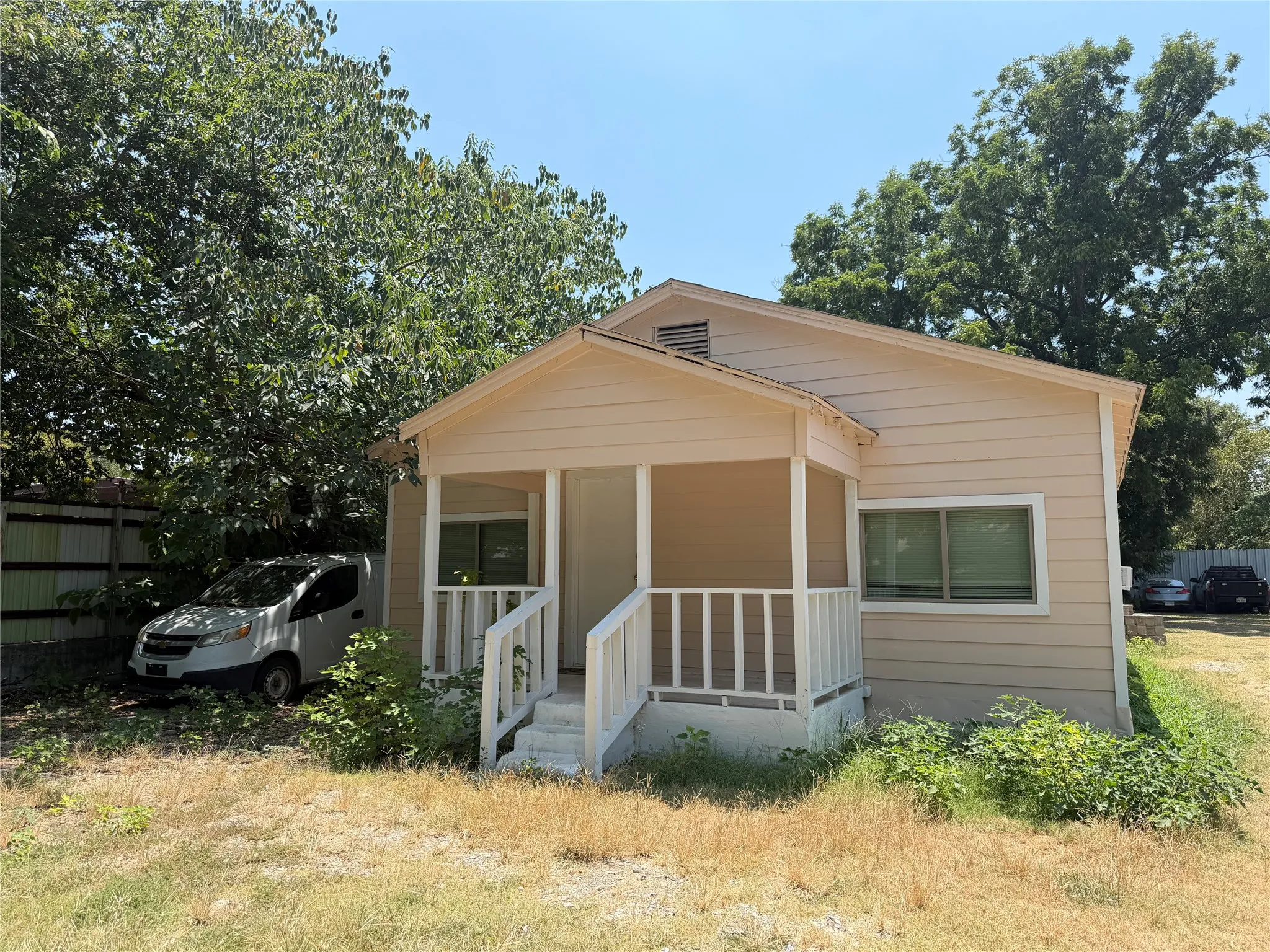 Single Family Residence For Rent in Dallas County , 6010 Chippewa Drive, Dallas, Texas 75212, 3 Bedroom, 2 Bathroom, Garage spaces, 832 Sqft, built in 1945, mls#21351985, Real Estate Agent in Dallas, Homes For Rent in Dallas county, Homes For Rent in Dallas, Realtor in Dallas Texas, Real Estate Brokerage Independent Realty Texas, Luminita Cordes Realtor