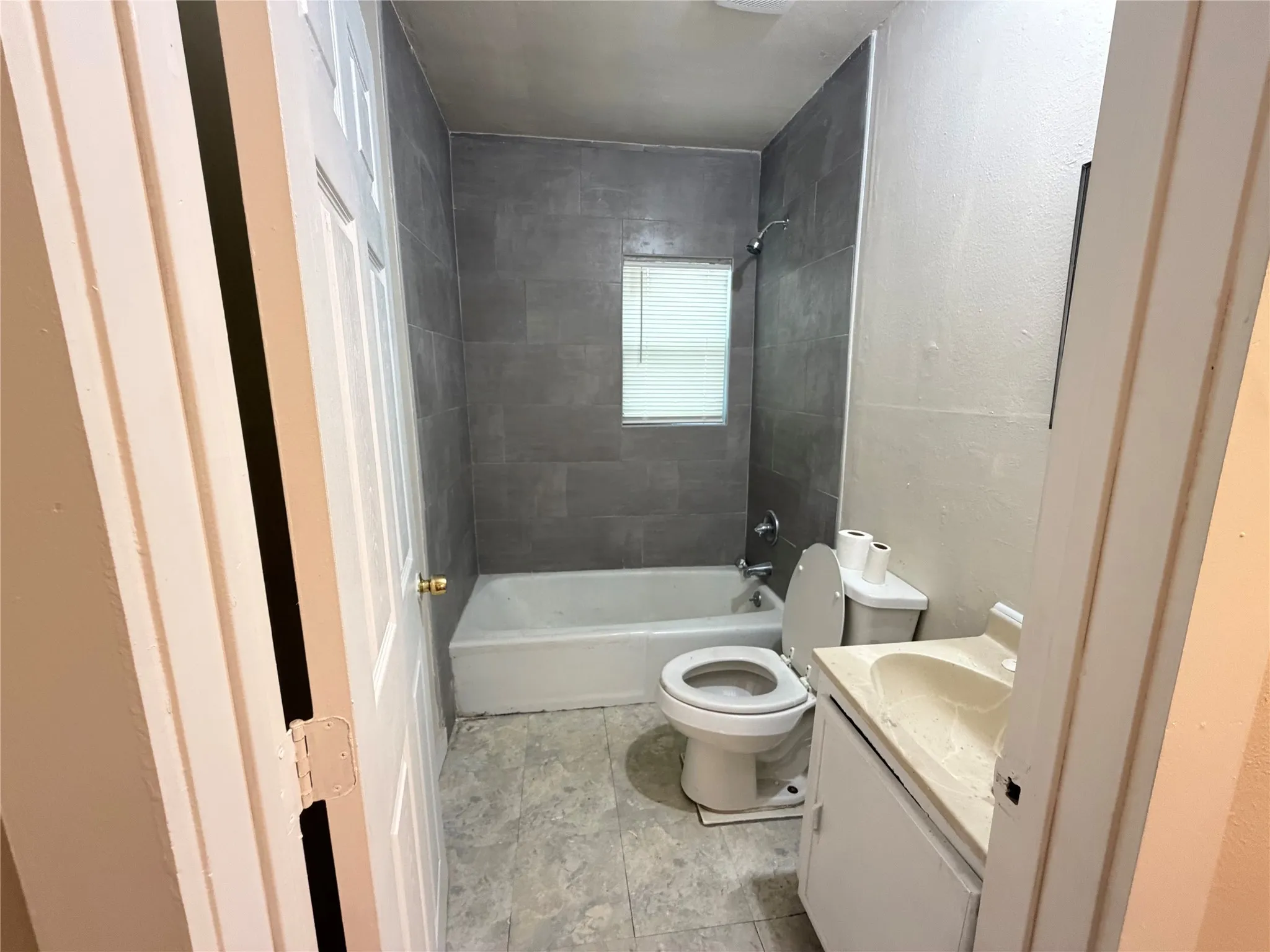 Single Family Residence For Rent in Dallas County , 6010 Chippewa Drive, Dallas, Texas 75212, 3 Bedroom, 2 Bathroom, Garage spaces, 832 Sqft, built in 1945, mls#21351985, Real Estate Agent in Dallas, Homes For Rent in Dallas county, Homes For Rent in Dallas, Realtor in Dallas Texas, Real Estate Brokerage Independent Realty Texas, Luminita Cordes Realtor