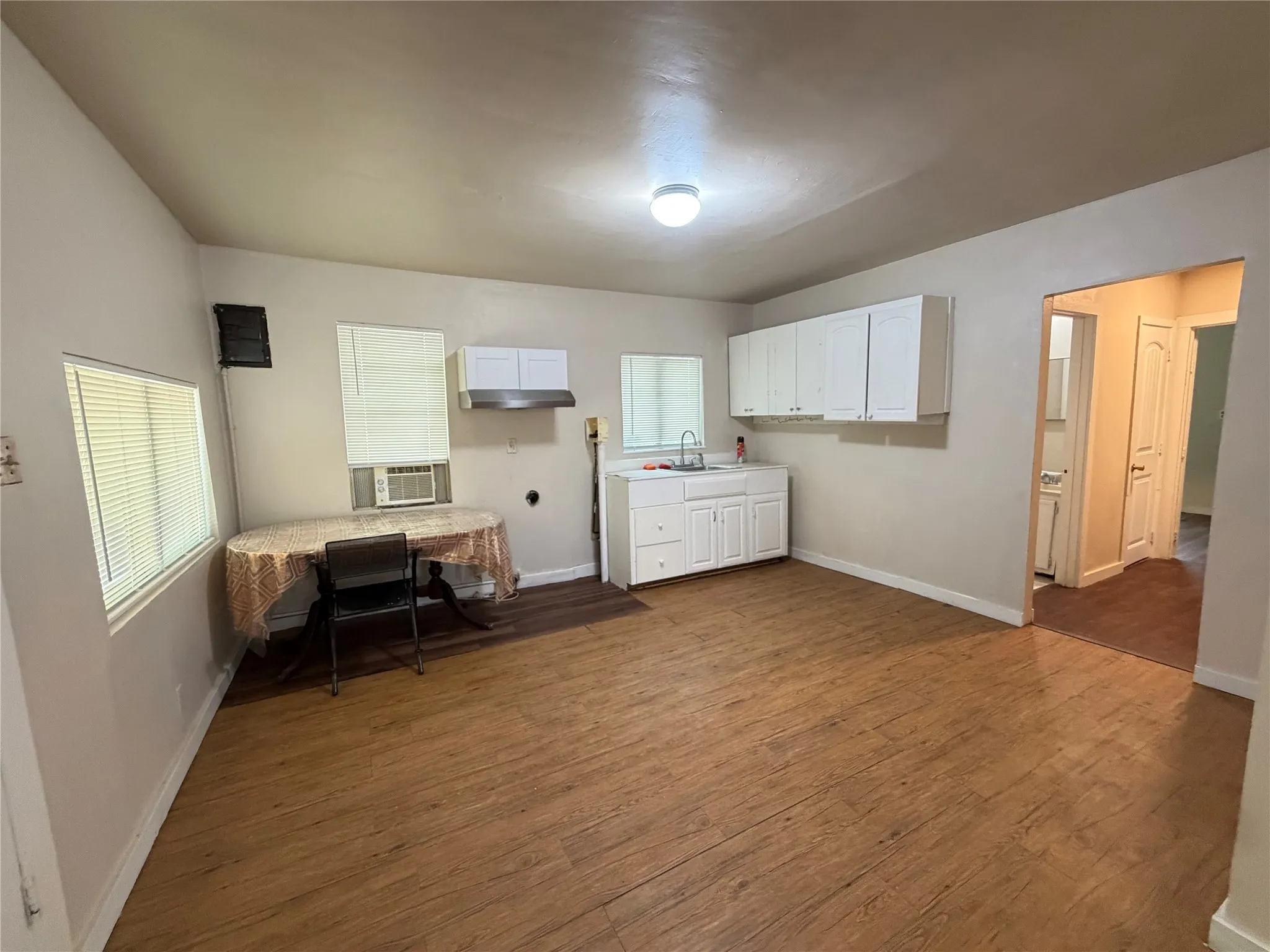 Single Family Residence For Rent in Dallas County , 6010 Chippewa Drive, Dallas, Texas 75212, 3 Bedroom, 2 Bathroom, Garage spaces, 832 Sqft, built in 1945, mls#21351985, Real Estate Agent in Dallas, Homes For Rent in Dallas county, Homes For Rent in Dallas, Realtor in Dallas Texas, Real Estate Brokerage Independent Realty Texas, Luminita Cordes Realtor