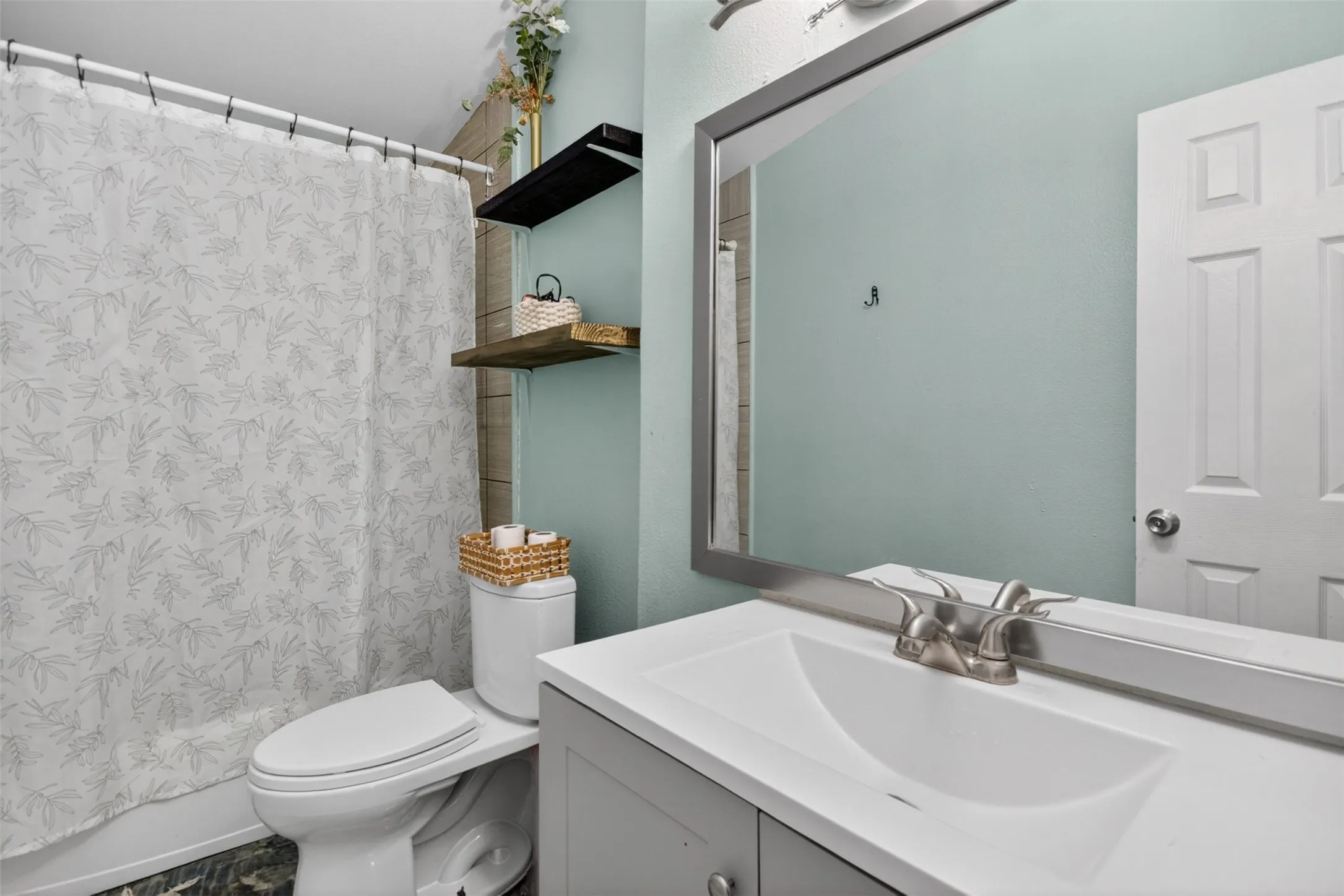 Mobile Home For Sale in Hunt County , 9238 Hays Circle, Quinlan, Texas 75474, 3 Bedroom, 2 Bathroom, Garage spaces, 1,680 Sqft, built in 2000, mls#21351972, Real Estate Agent in Quinlan, Homes For Sale in Hunt county, Homes For Sale in Quinlan, Realtor in Quinlan Texas, Real Estate Brokerage Independent Realty Texas, Luminita Cordes Realtor