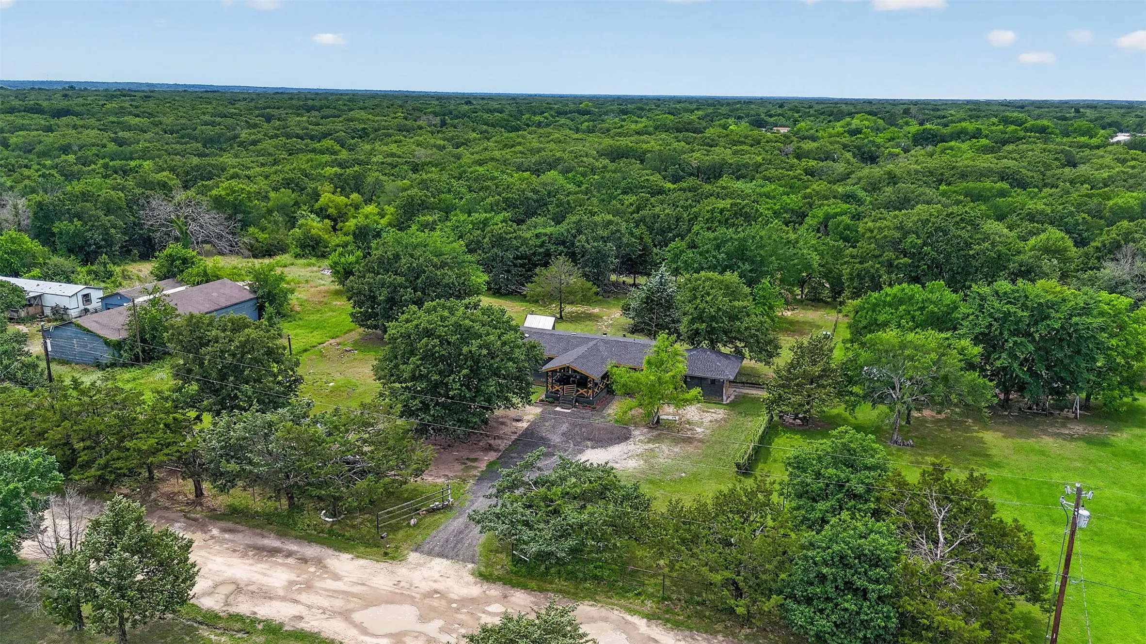 Mobile Home For Sale in Hunt County , 9238 Hays Circle, Quinlan, Texas 75474, 3 Bedroom, 2 Bathroom, Garage spaces, 1,680 Sqft, built in 2000, mls#21351972, Real Estate Agent in Quinlan, Homes For Sale in Hunt county, Homes For Sale in Quinlan, Realtor in Quinlan Texas, Real Estate Brokerage Independent Realty Texas, Luminita Cordes Realtor