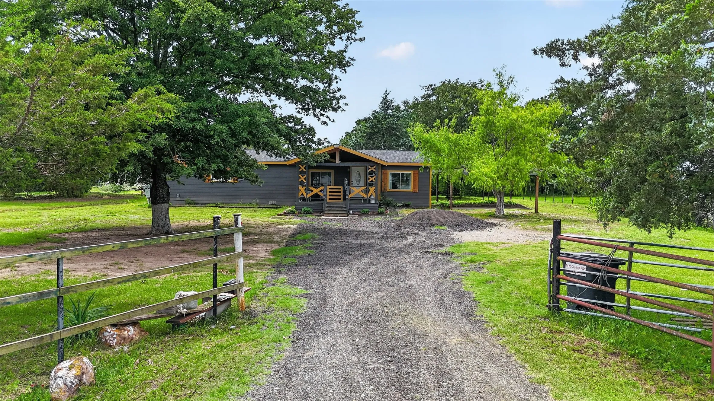 Mobile Home For Sale in Hunt County , 9238 Hays Circle, Quinlan, Texas 75474, 3 Bedroom, 2 Bathroom, Garage spaces, 1,680 Sqft, built in 2000, mls#21351972, Real Estate Agent in Quinlan, Homes For Sale in Hunt county, Homes For Sale in Quinlan, Realtor in Quinlan Texas, Real Estate Brokerage Independent Realty Texas, Luminita Cordes Realtor