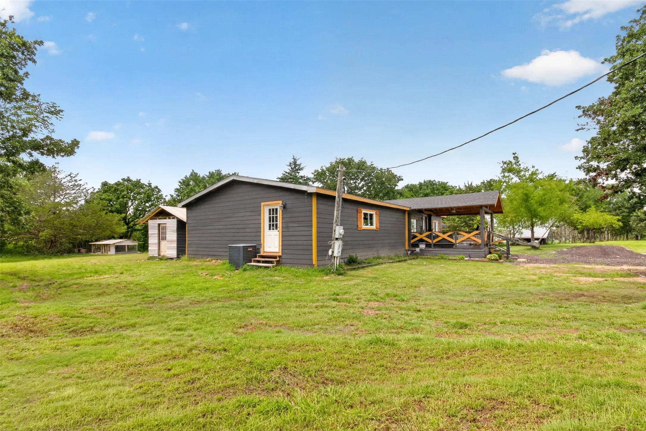 Mobile Home For Sale in Hunt County , 9238 Hays Circle, Quinlan, Texas 75474, 3 Bedroom, 2 Bathroom, Garage spaces, 1,680 Sqft, built in 2000, mls#21351972, Real Estate Agent in Quinlan, Homes For Sale in Hunt county, Homes For Sale in Quinlan, Realtor in Quinlan Texas, Real Estate Brokerage Independent Realty Texas, Luminita Cordes Realtor