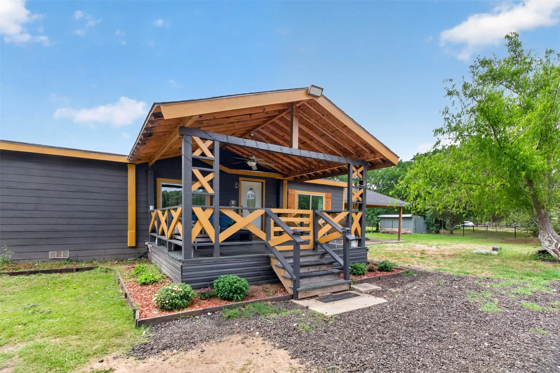Mobile Home For Sale in Hunt County , 9238 Hays Circle, Quinlan, Texas 75474, 3 Bedroom, 2 Bathroom, Garage spaces, 1,680 Sqft, built in 2000, mls#21351972, Real Estate Agent in Quinlan, Homes For Sale in Hunt county, Homes For Sale in Quinlan, Realtor in Quinlan Texas, Real Estate Brokerage Independent Realty Texas, Luminita Cordes Realtor