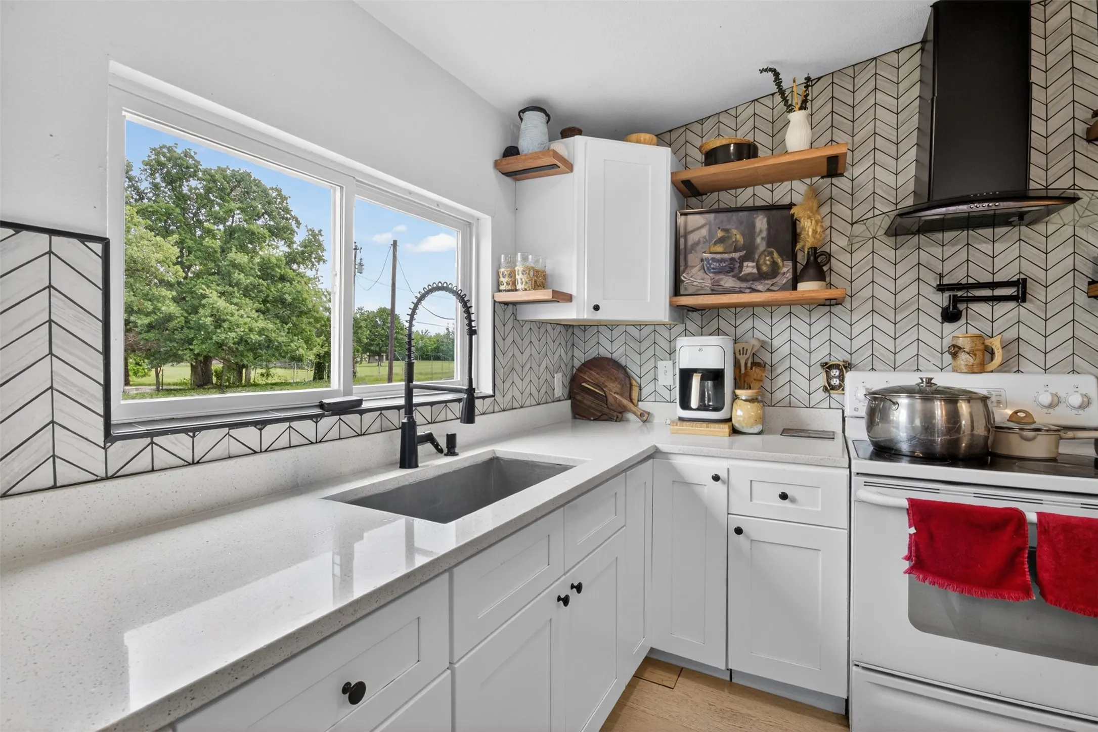 Mobile Home For Sale in Hunt County , 9238 Hays Circle, Quinlan, Texas 75474, 3 Bedroom, 2 Bathroom, Garage spaces, 1,680 Sqft, built in 2000, mls#21351972, Real Estate Agent in Quinlan, Homes For Sale in Hunt county, Homes For Sale in Quinlan, Realtor in Quinlan Texas, Real Estate Brokerage Independent Realty Texas, Luminita Cordes Realtor