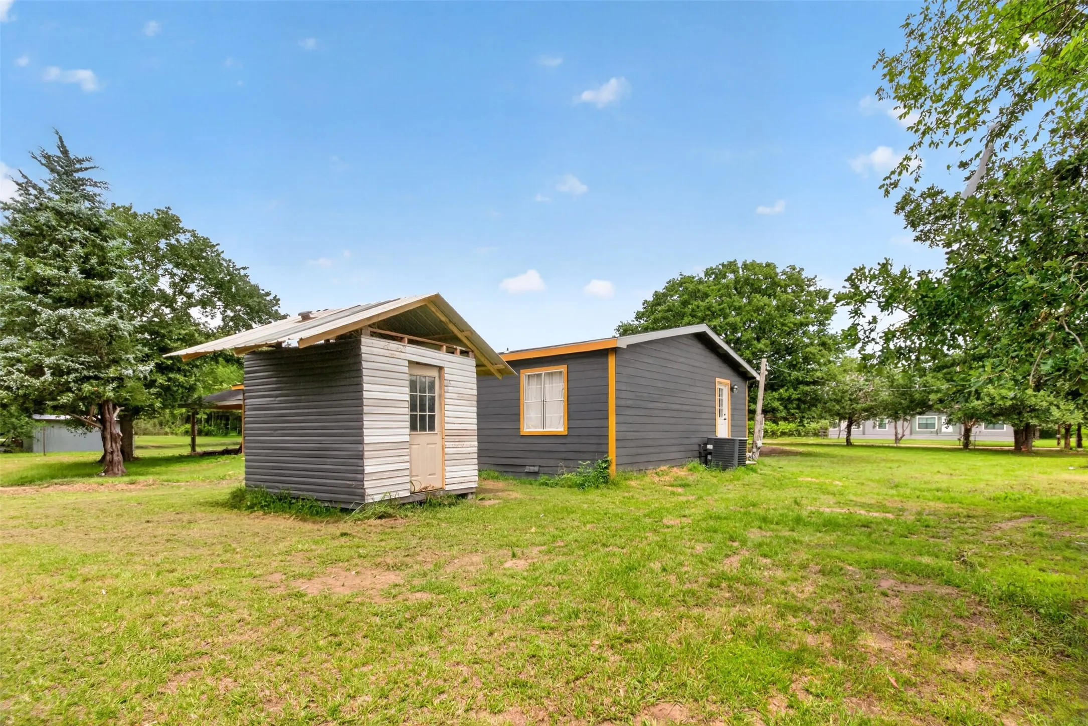 Mobile Home For Sale in Hunt County , 9238 Hays Circle, Quinlan, Texas 75474, 3 Bedroom, 2 Bathroom, Garage spaces, 1,680 Sqft, built in 2000, mls#21351972, Real Estate Agent in Quinlan, Homes For Sale in Hunt county, Homes For Sale in Quinlan, Realtor in Quinlan Texas, Real Estate Brokerage Independent Realty Texas, Luminita Cordes Realtor