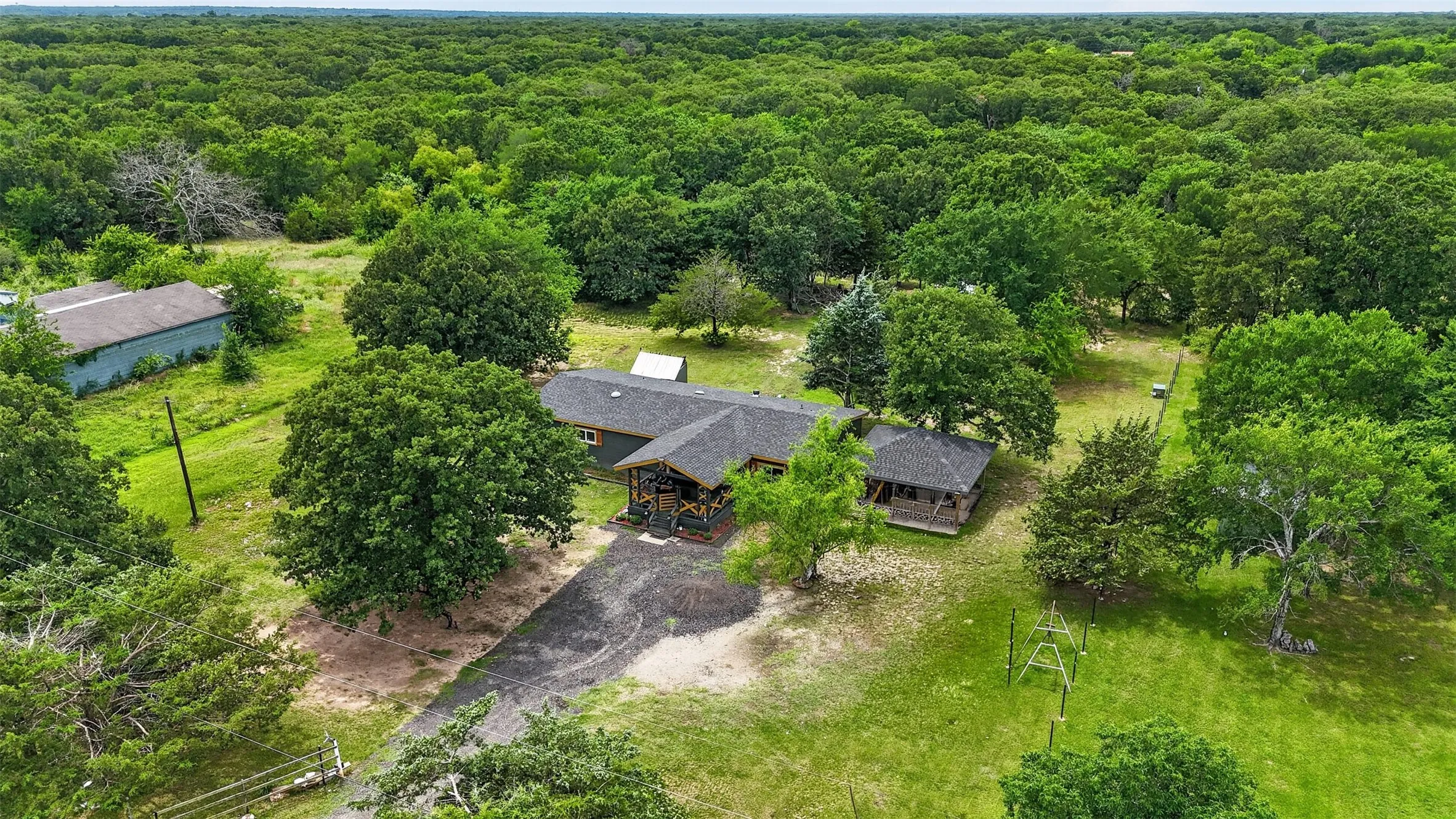 Mobile Home For Sale in Hunt County , 9238 Hays Circle, Quinlan, Texas 75474, 3 Bedroom, 2 Bathroom, Garage spaces, 1,680 Sqft, built in 2000, mls#21351972, Real Estate Agent in Quinlan, Homes For Sale in Hunt county, Homes For Sale in Quinlan, Realtor in Quinlan Texas, Real Estate Brokerage Independent Realty Texas, Luminita Cordes Realtor