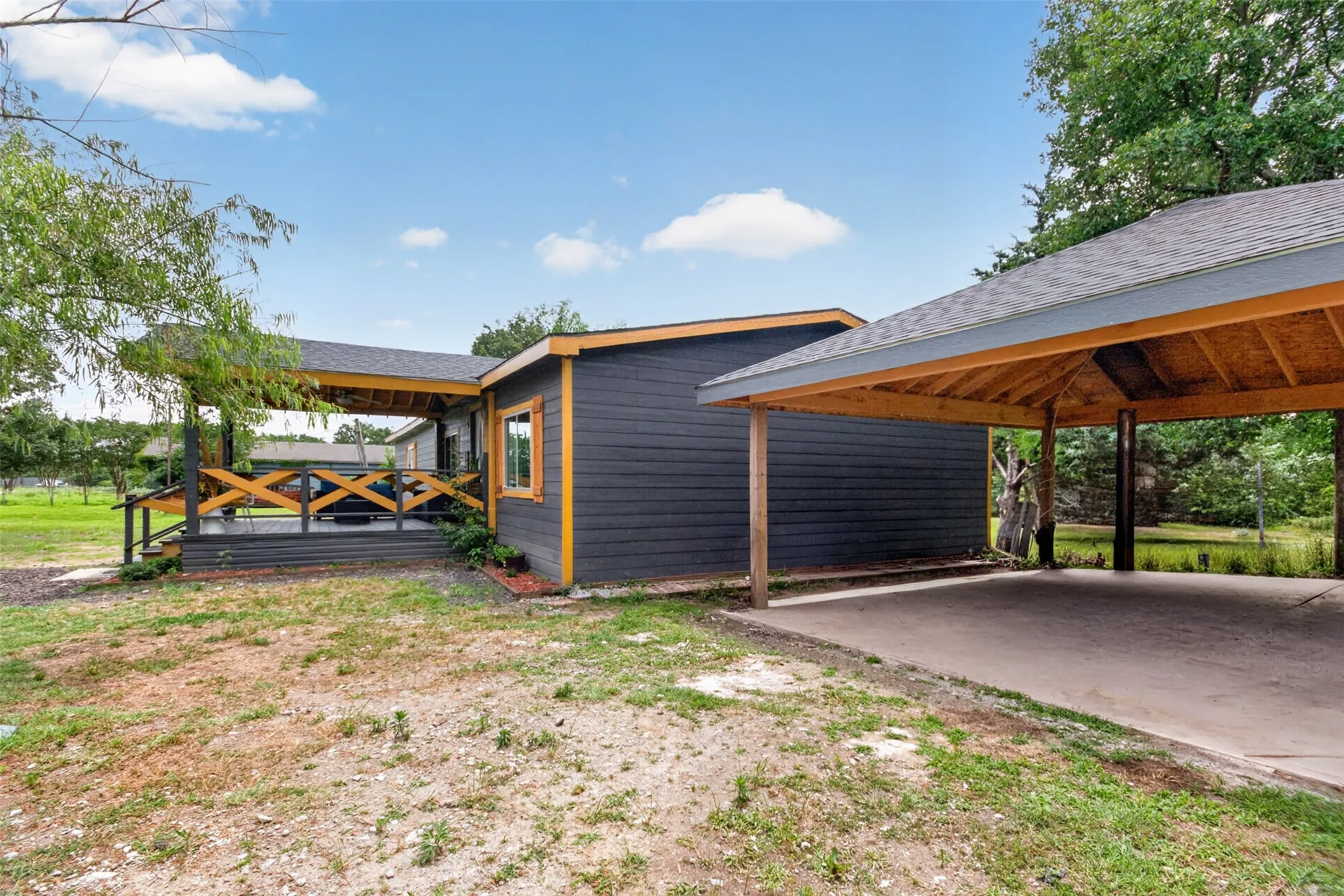 Mobile Home For Sale in Hunt County , 9238 Hays Circle, Quinlan, Texas 75474, 3 Bedroom, 2 Bathroom, Garage spaces, 1,680 Sqft, built in 2000, mls#21351972, Real Estate Agent in Quinlan, Homes For Sale in Hunt county, Homes For Sale in Quinlan, Realtor in Quinlan Texas, Real Estate Brokerage Independent Realty Texas, Luminita Cordes Realtor
